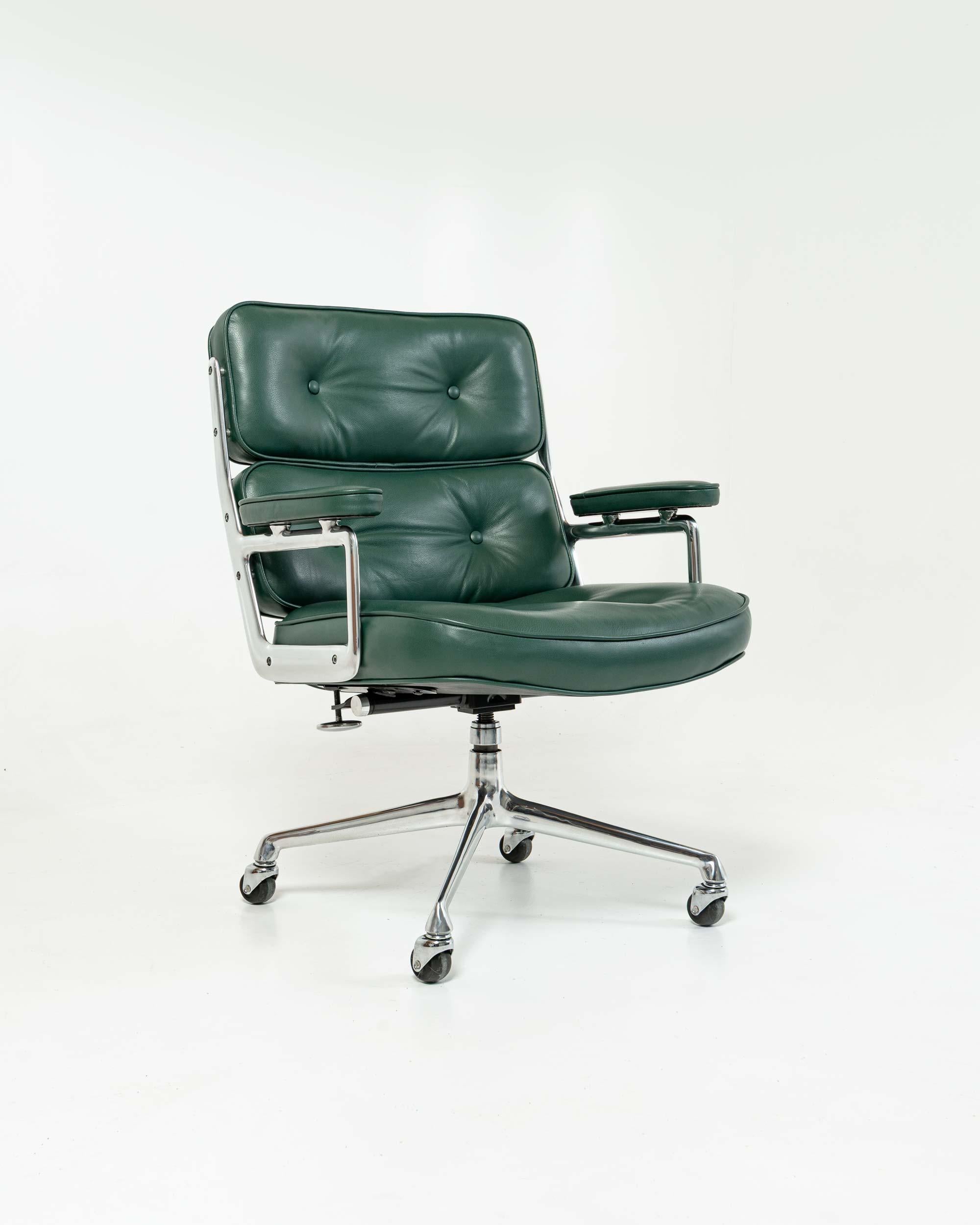 Nord-américain Chaise de bureau Time Life d'Eames retapissée en cuir vert forêt en vente