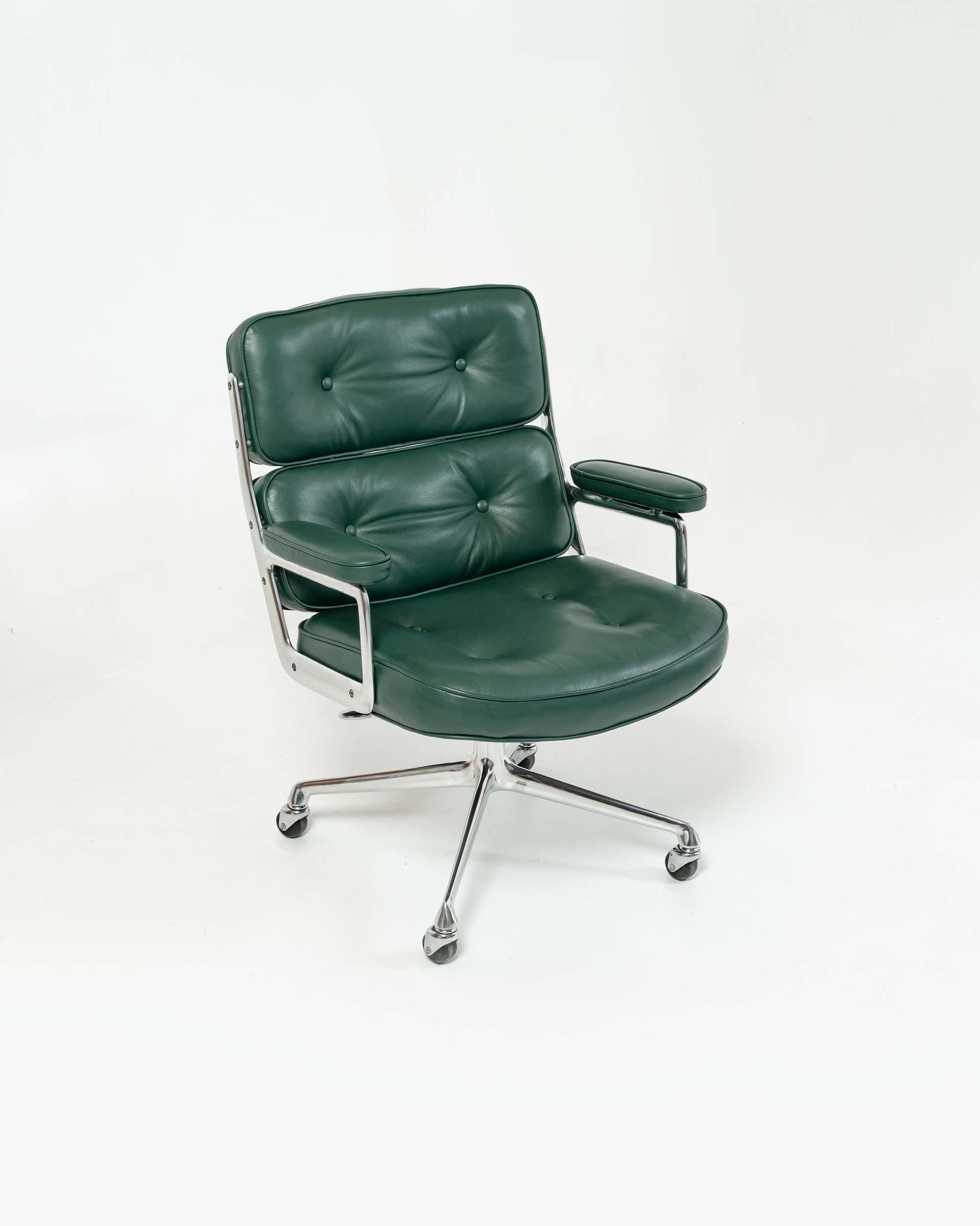 Moulage Chaise de bureau Time Life d'Eames retapissée en cuir vert forêt en vente