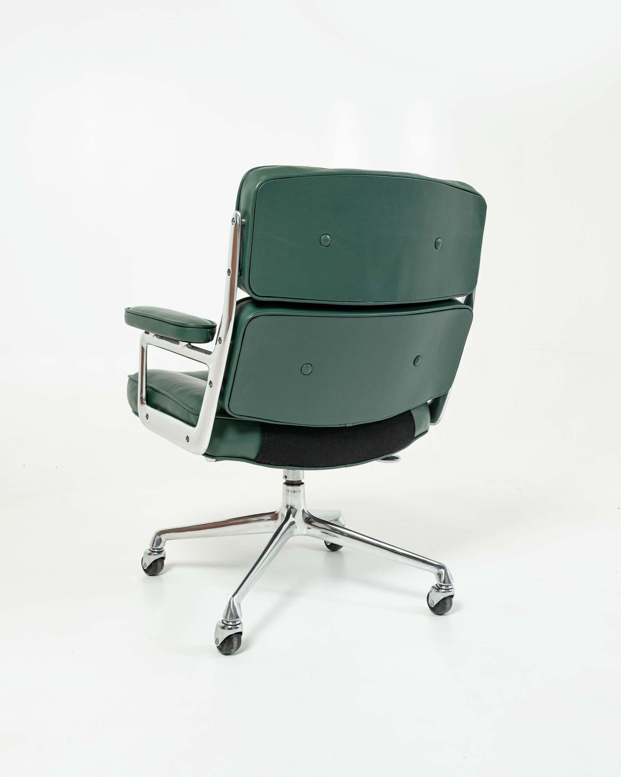 Chaise de bureau Time Life d'Eames retapissée en cuir vert forêt Bon état - En vente à Seattle, WA