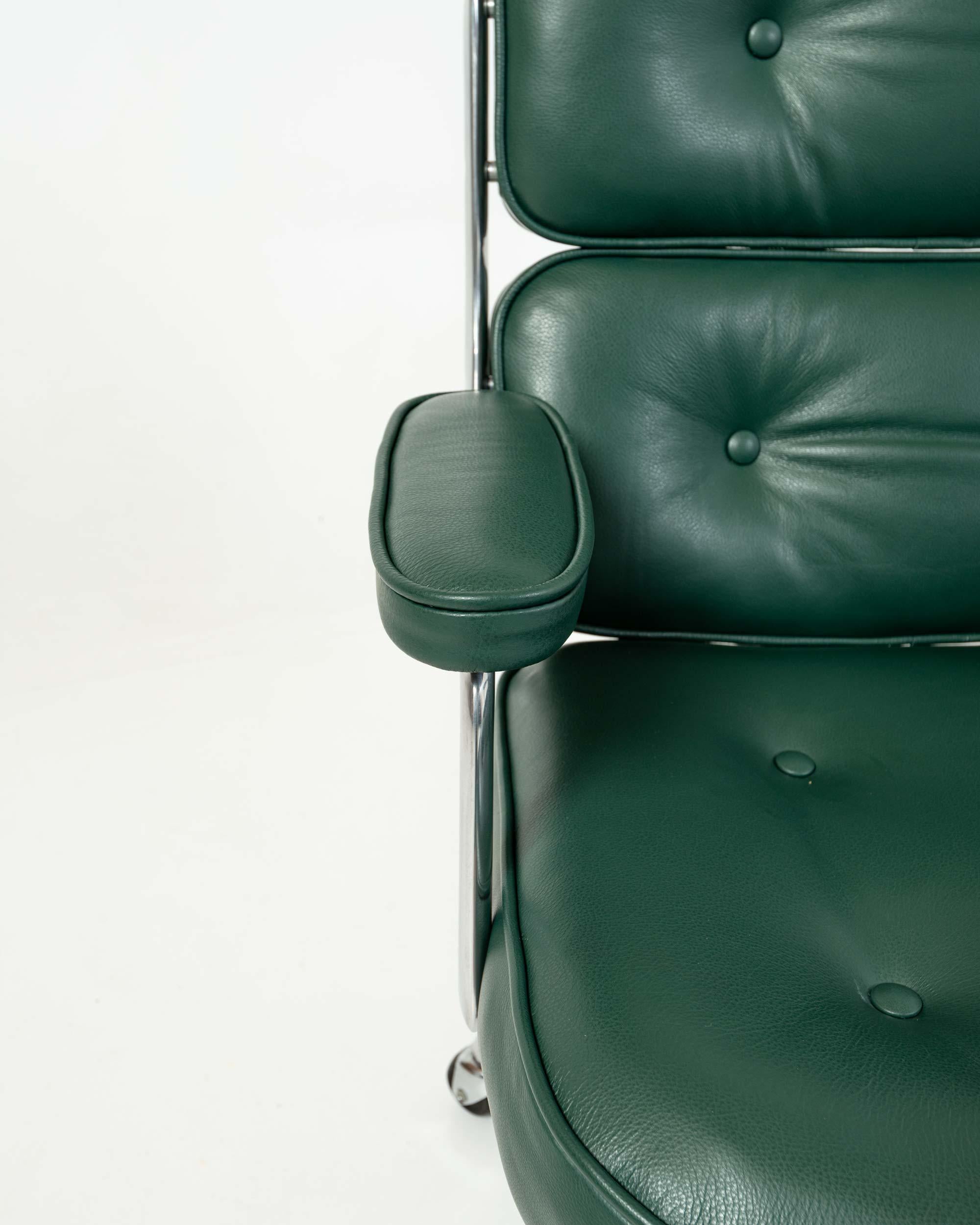 Fin du 20e siècle Chaise de bureau Time Life d'Eames retapissée en cuir vert forêt en vente