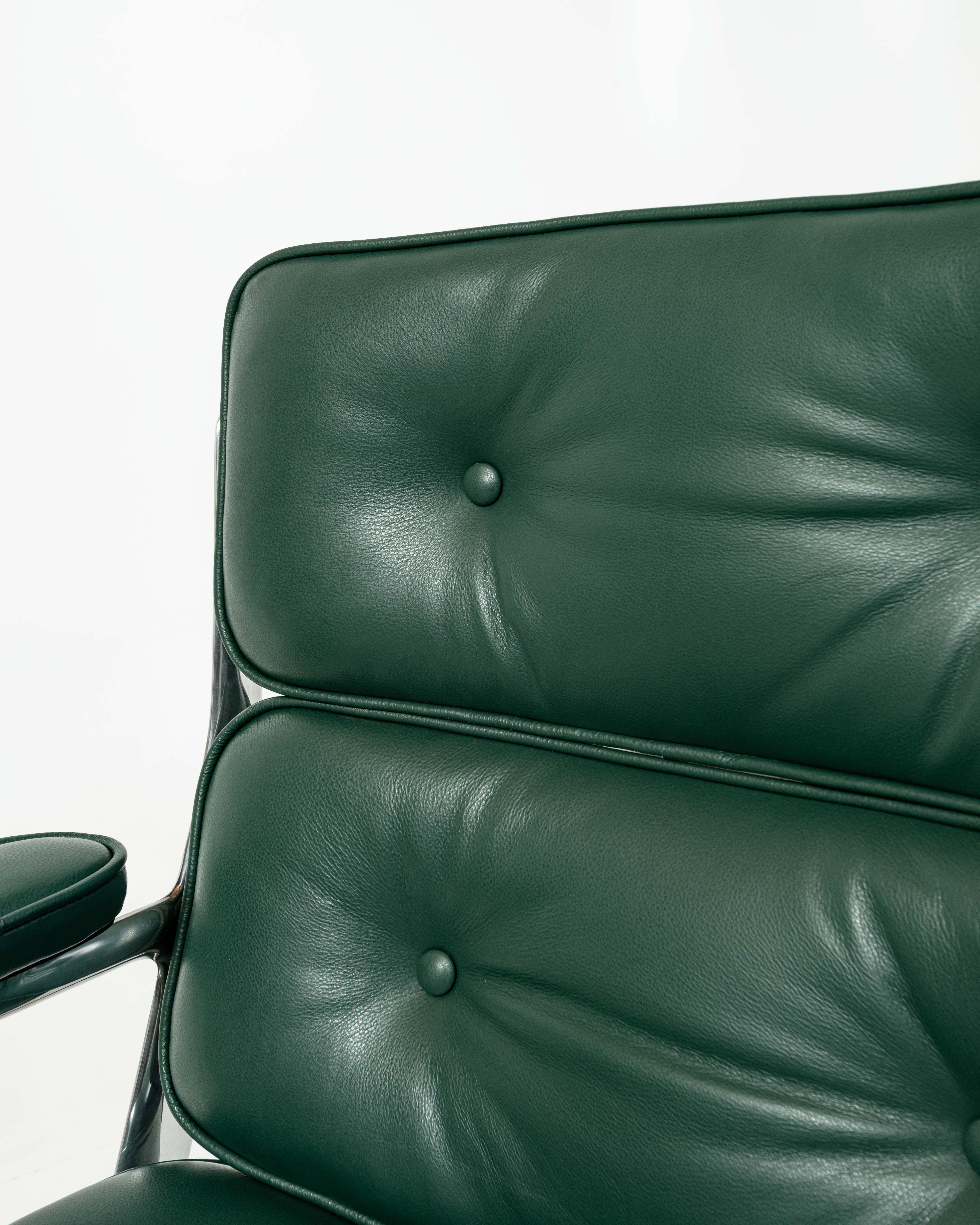 Aluminium Chaise de bureau Time Life d'Eames retapissée en cuir vert forêt en vente