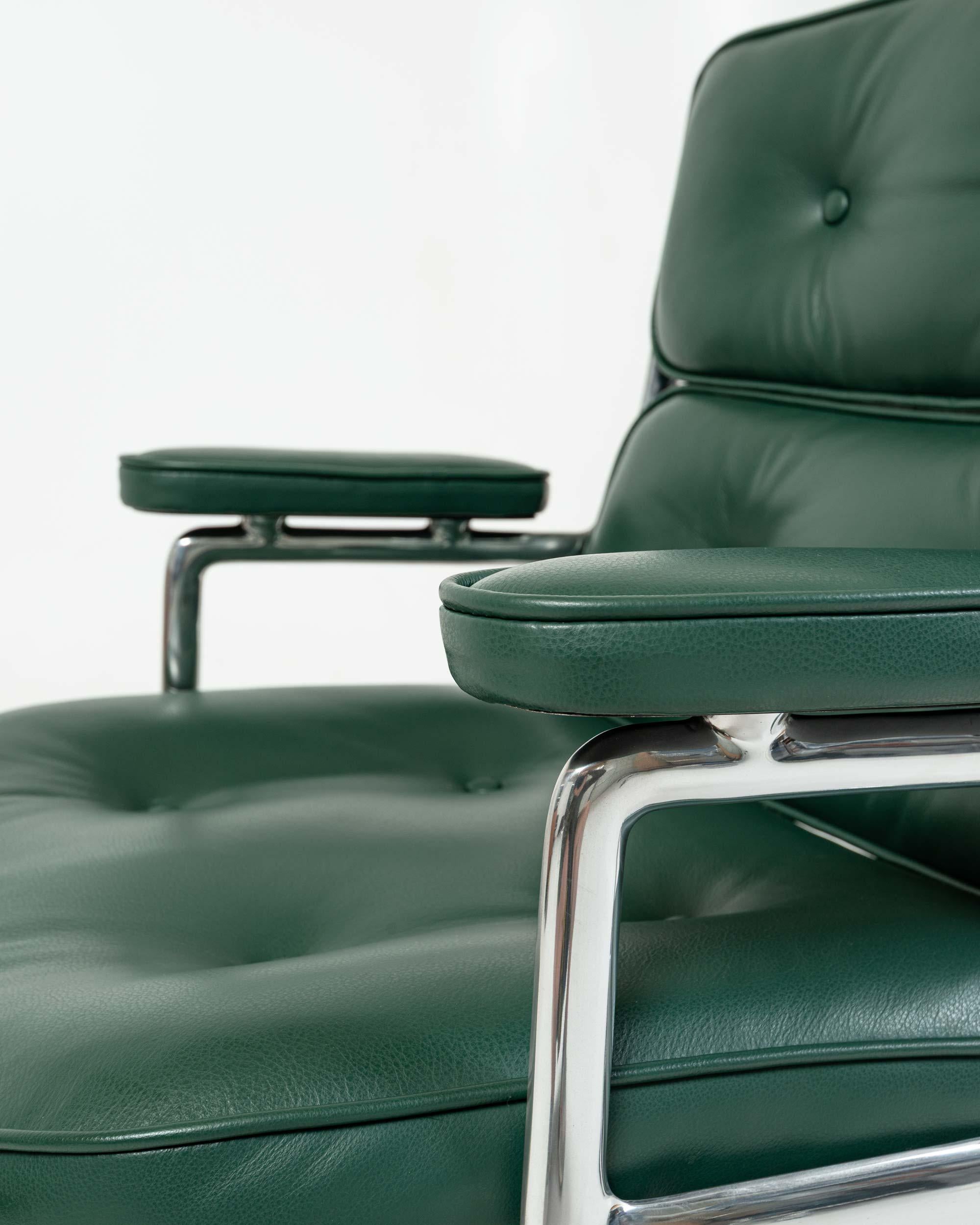 Chaise de bureau Time Life d'Eames retapissée en cuir vert forêt en vente 1