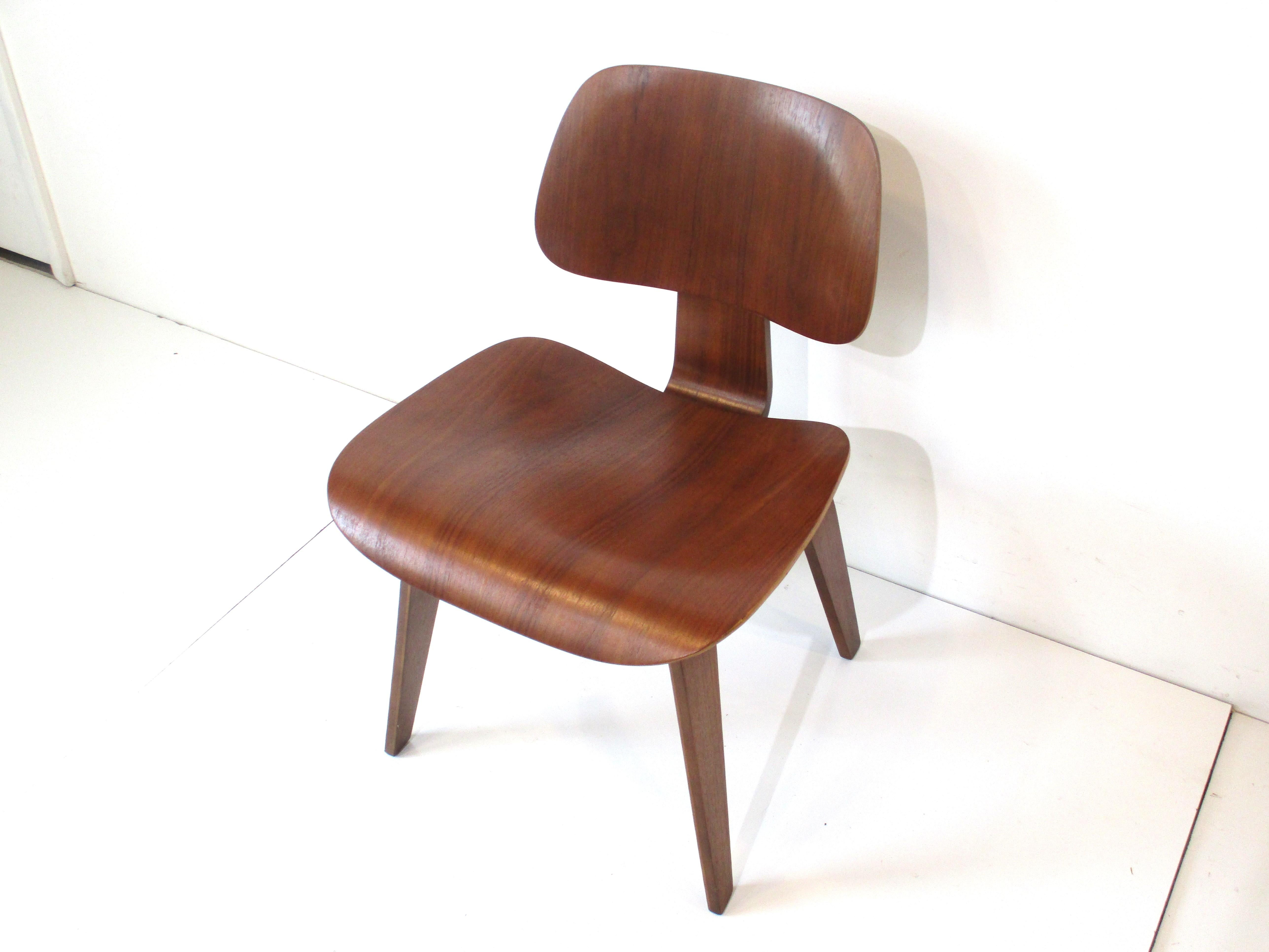 Early Eames Walnut DCW for Herman Miller / Evans 'B' For Sale 4