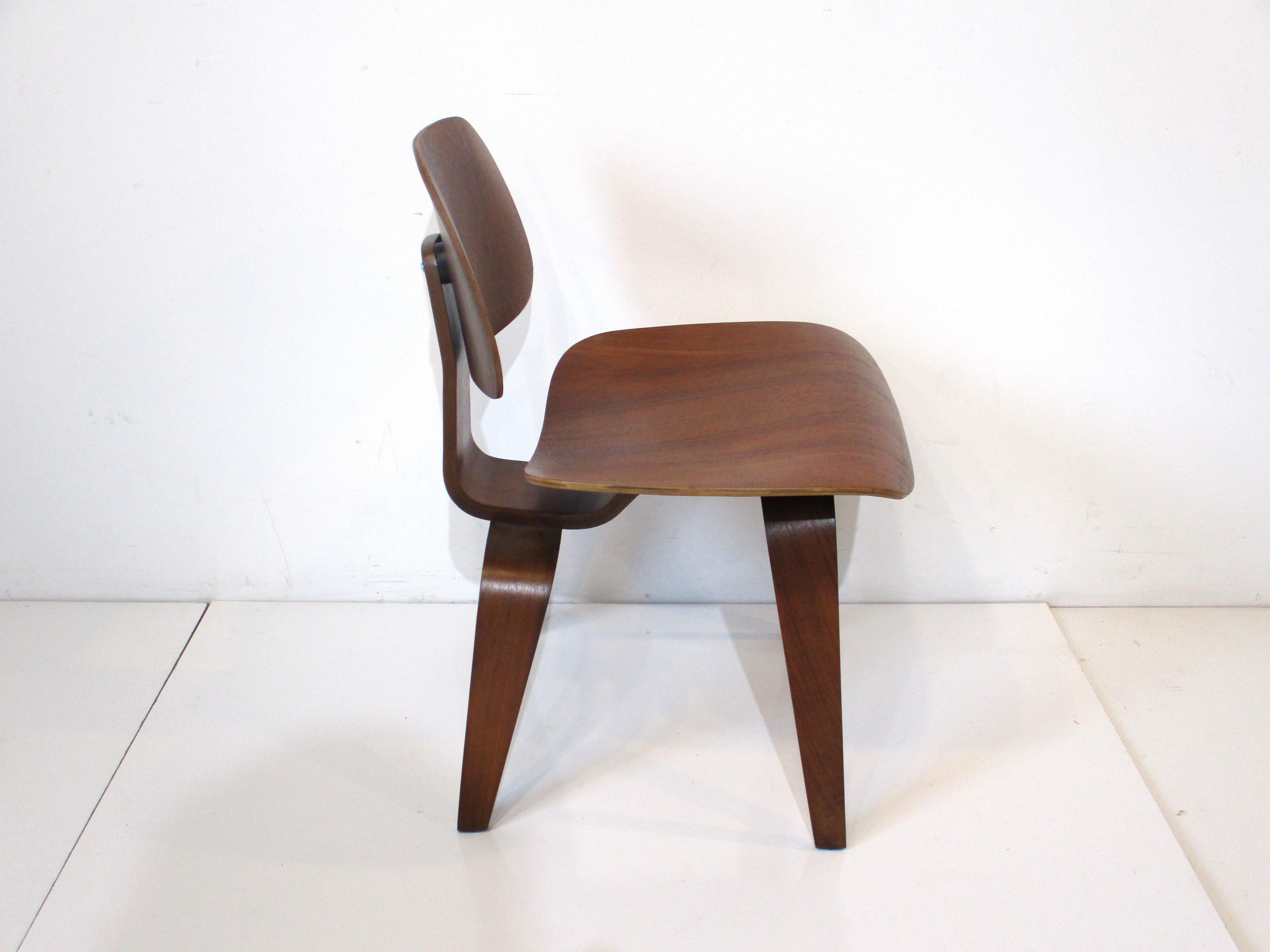 Early Eames Walnut DCW for Herman Miller / Evans 'B' In Good Condition For Sale In Cincinnati, OH