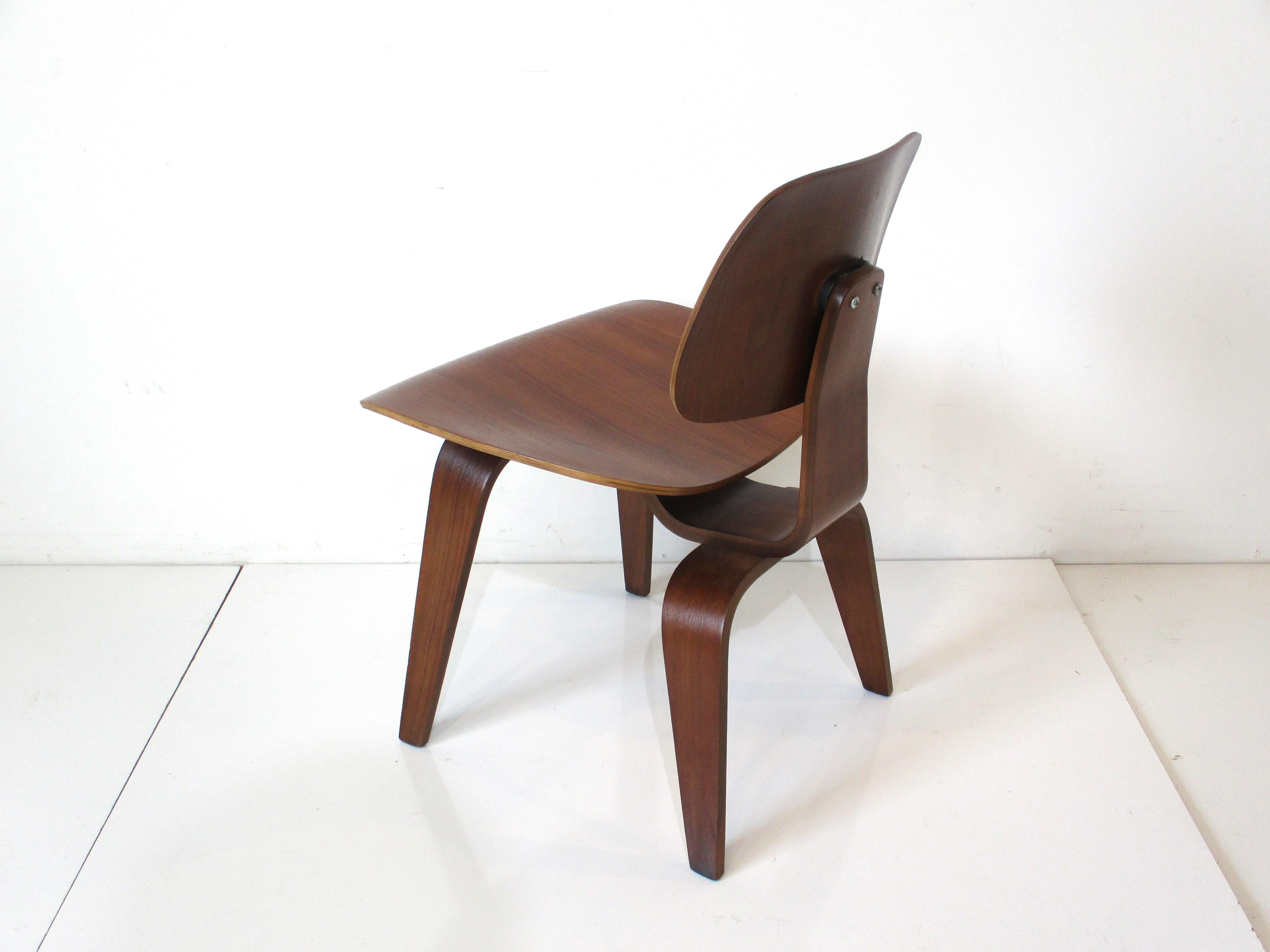 Early Eames Walnut DCW for Herman Miller / Evans 'B' For Sale 2