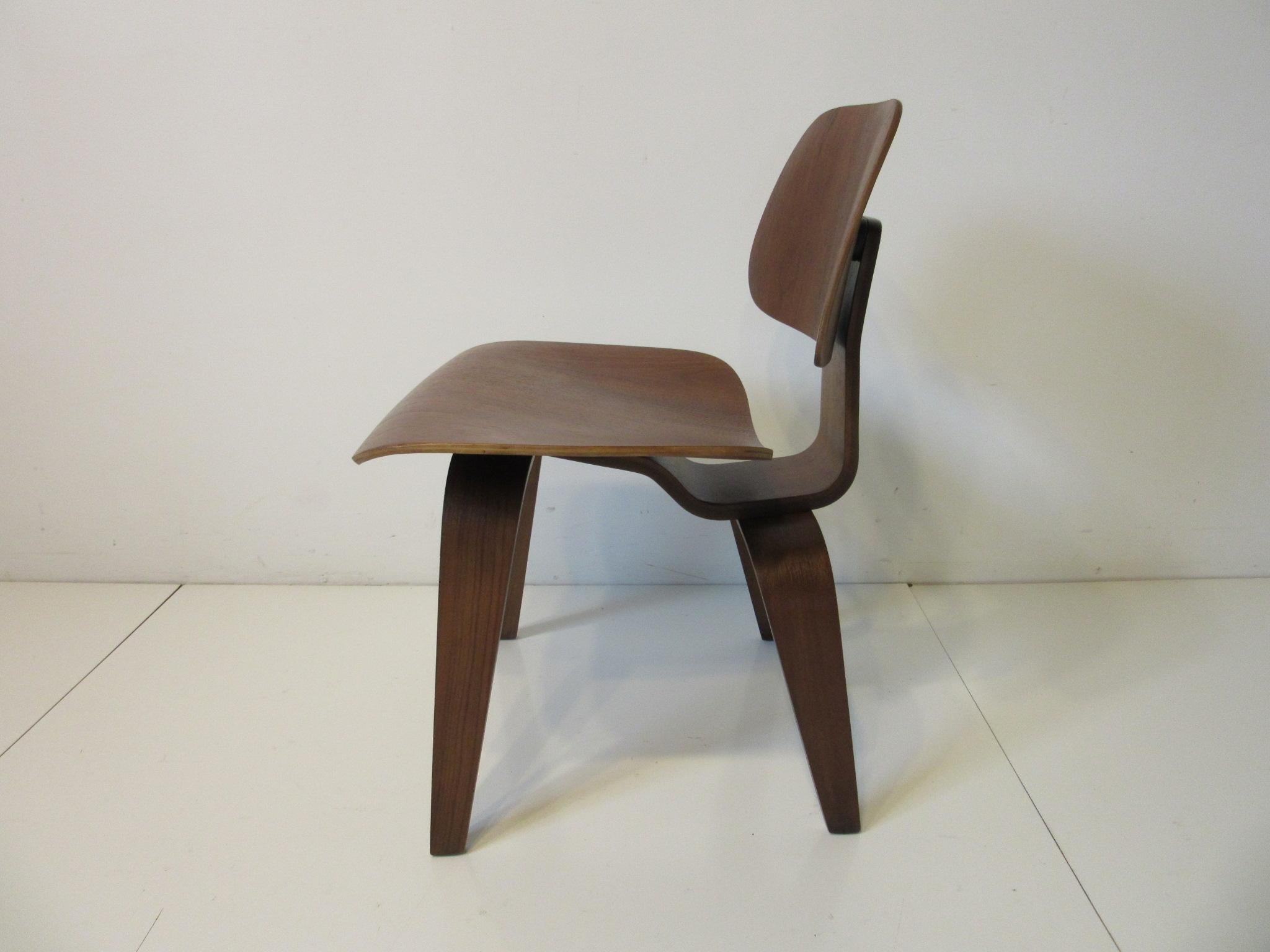 Mid-Century Modern Early Eames Walnut DCW Side Chair by Herman Miller 'B'