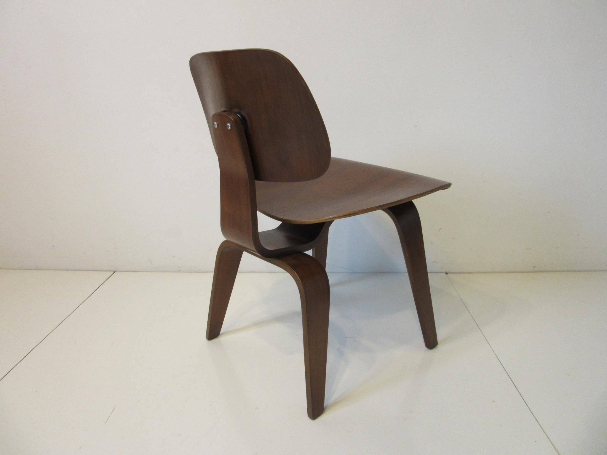 Early Eames Walnut DCW Side Chair by Herman Miller 'B' In Good Condition In Cincinnati, OH