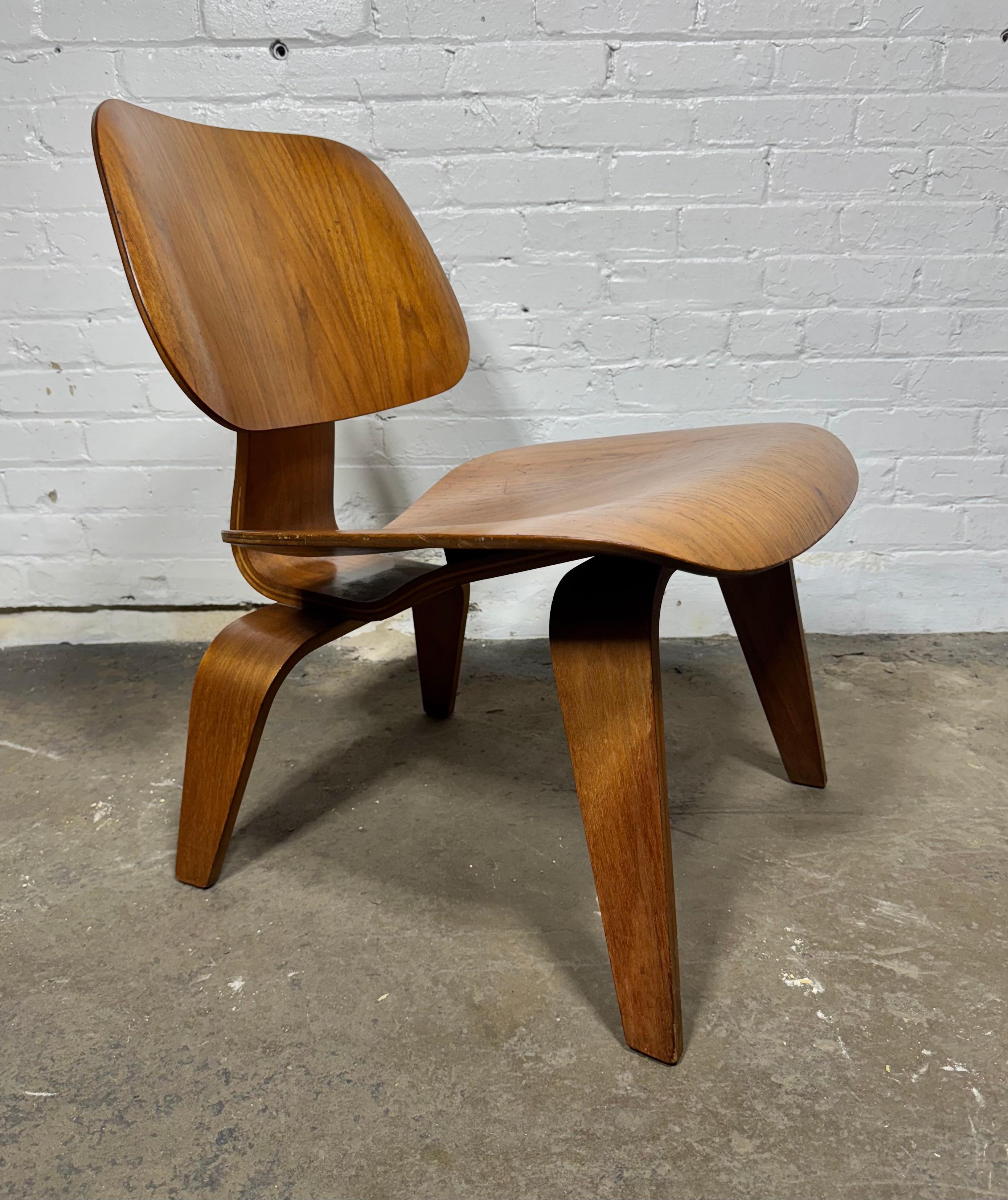 Early Eames Walnut LCW (silla de salón de madera) c 1950s. Diseño Modernista Clásico en venta 3