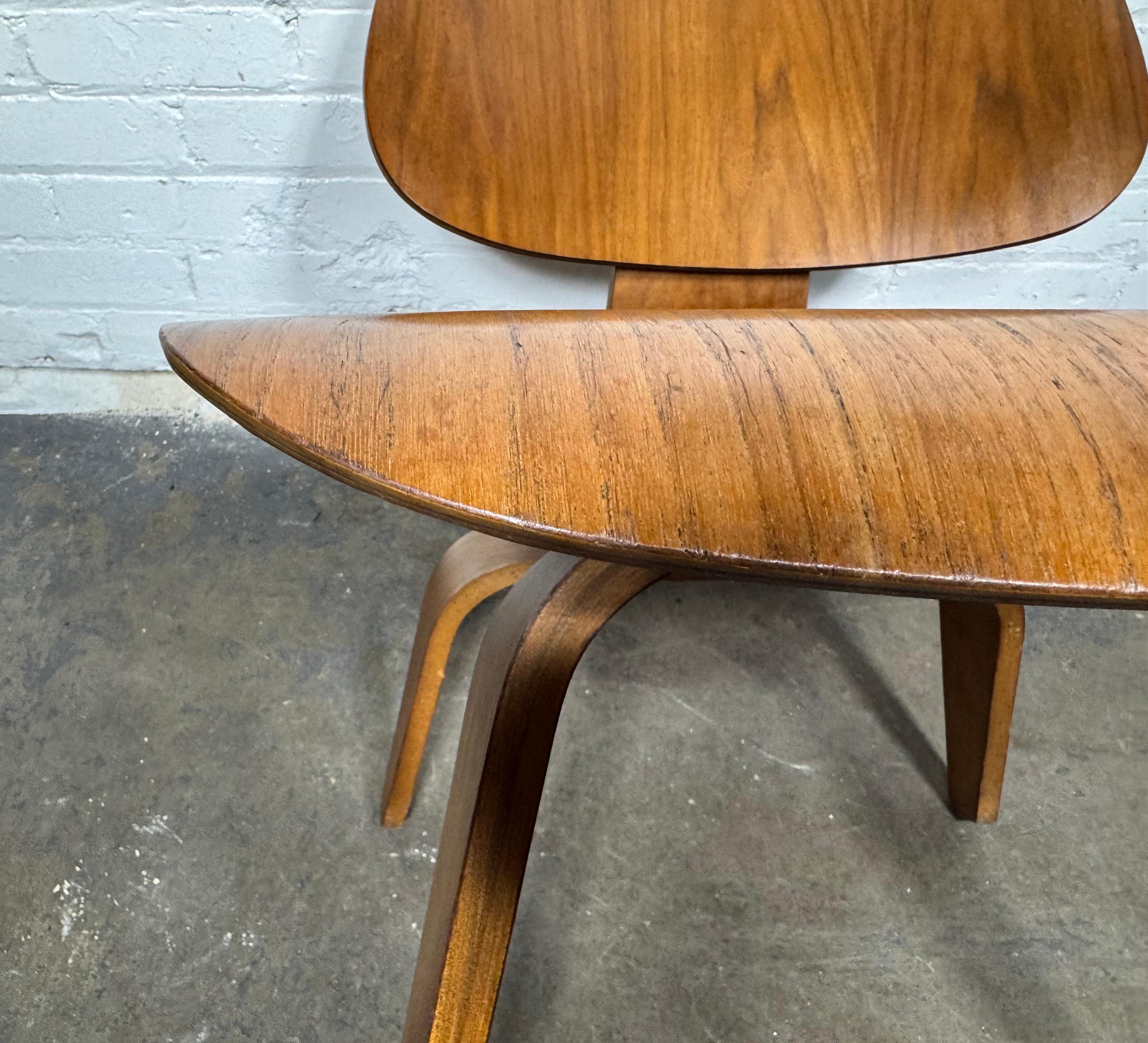 Early Eames Walnut LCW (silla de salón de madera) c 1950s. Diseño Modernista Clásico en venta 4