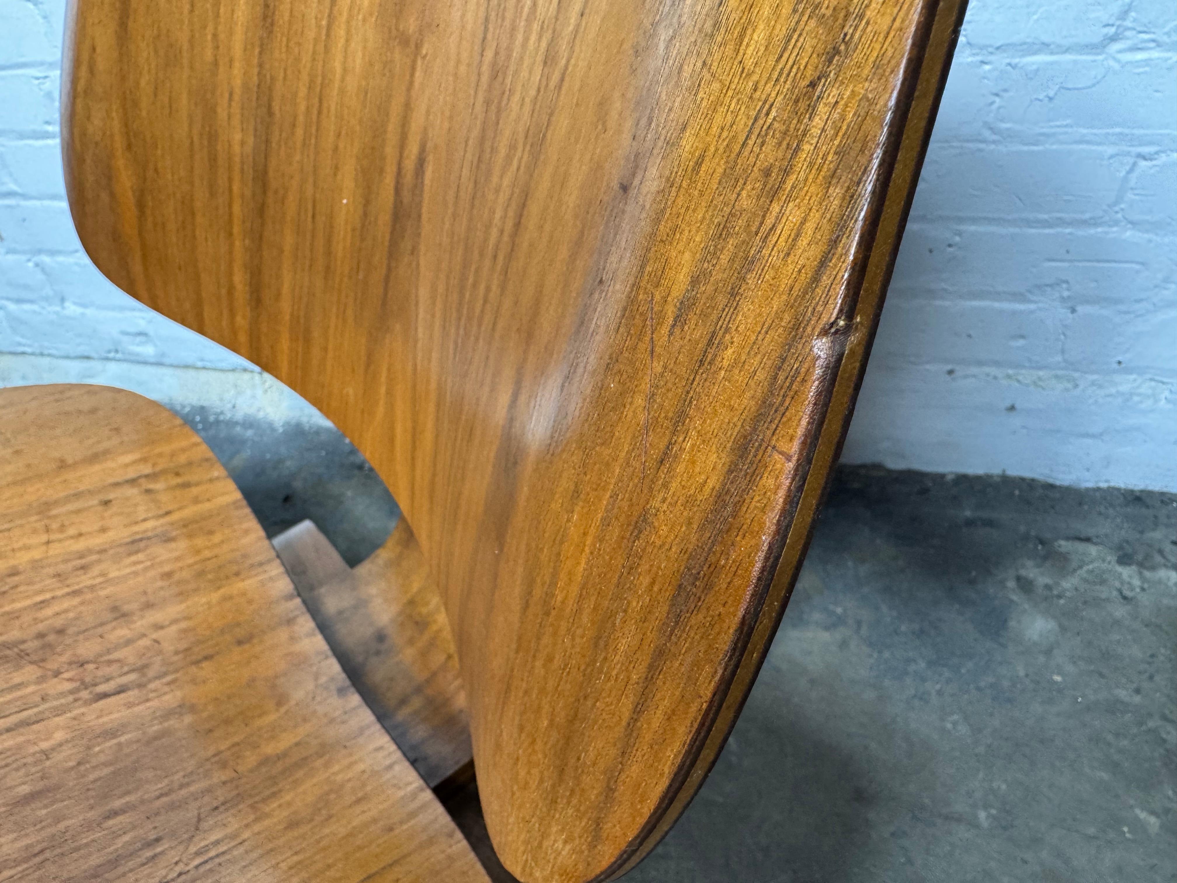 Early Eames Walnut LCW (silla de salón de madera) c 1950s. Diseño Modernista Clásico en venta 6