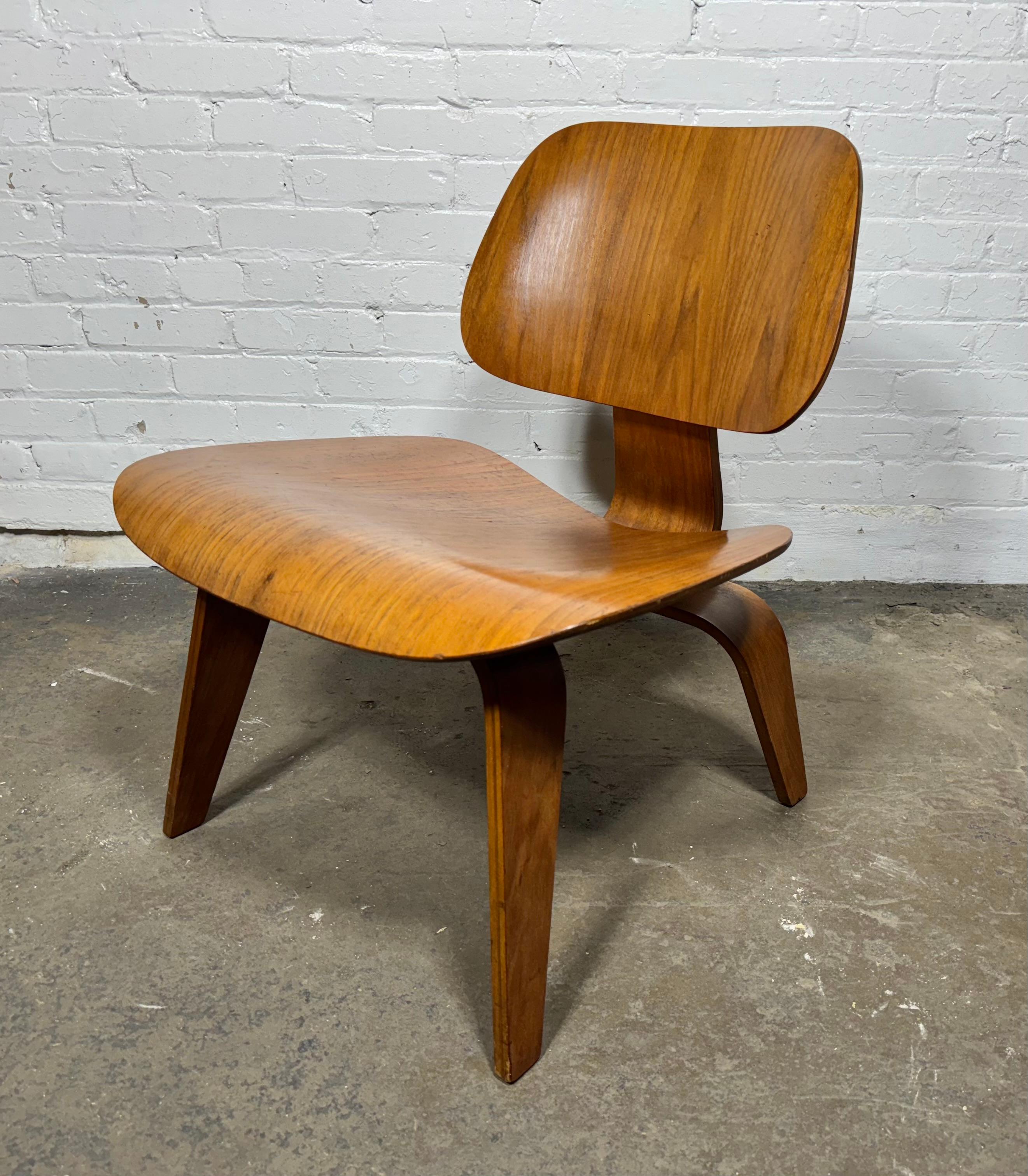 Early Eames Walnut LCW (silla de salón de madera) c 1950s. Diseño Modernista Clásico Moderno de mediados de siglo en venta