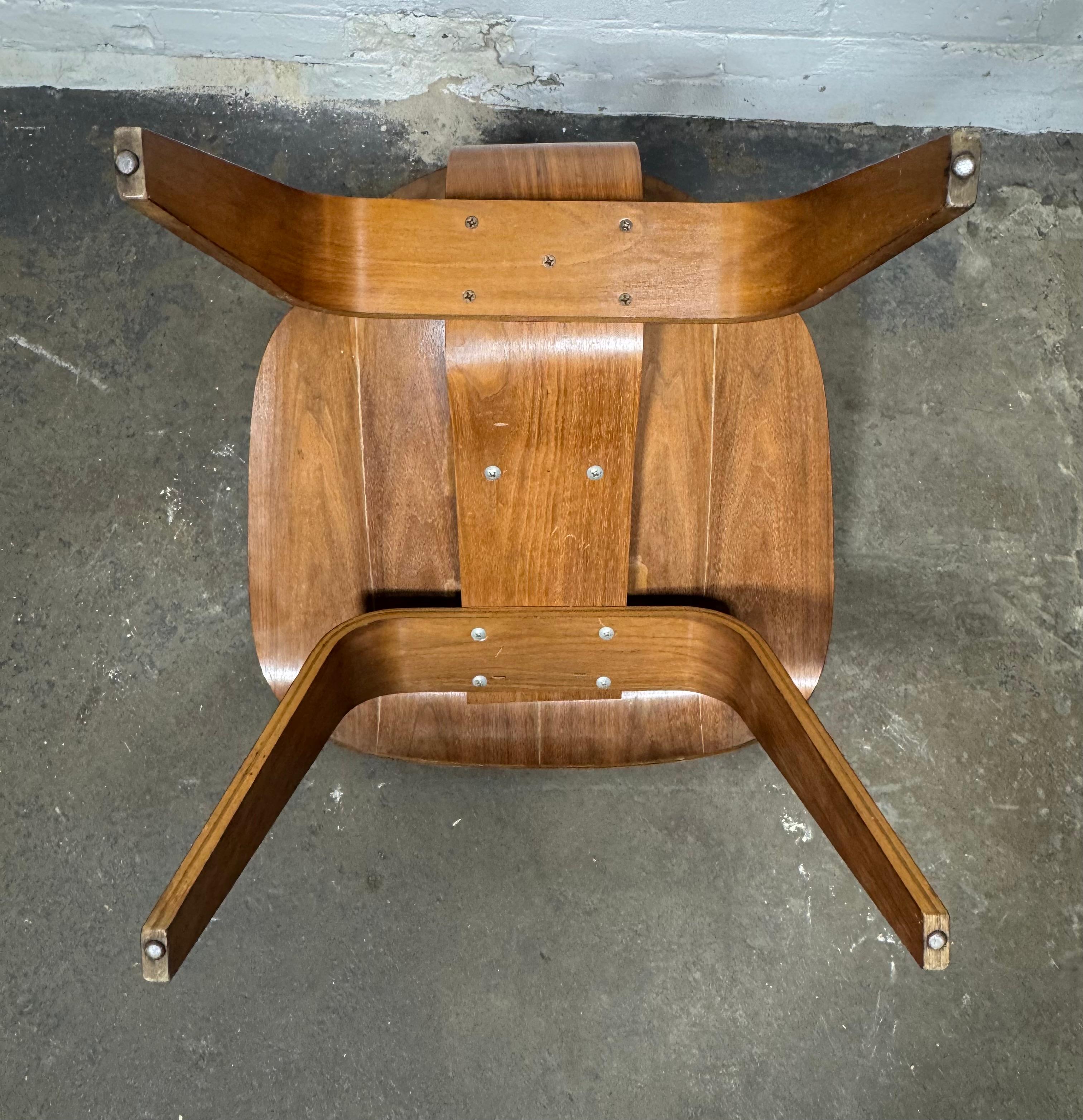 Early Eames Walnut LCW (silla de salón de madera) c 1950s. Diseño Modernista Clásico en Bueno estado para la venta en Buffalo, NY