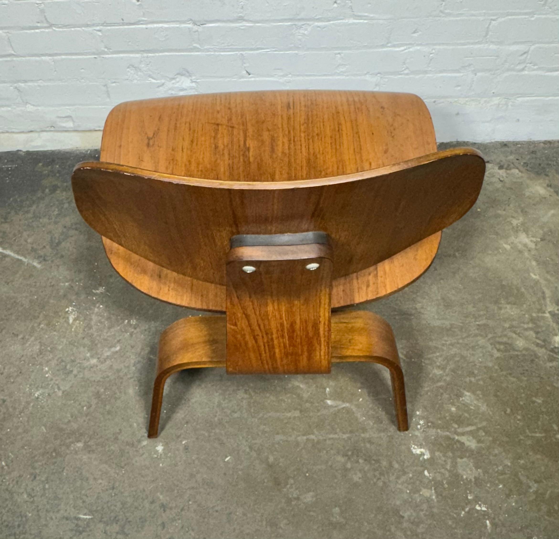 Early Eames Walnut LCW (silla de salón de madera) c 1950s. Diseño Modernista Clásico mediados del siglo XX en venta