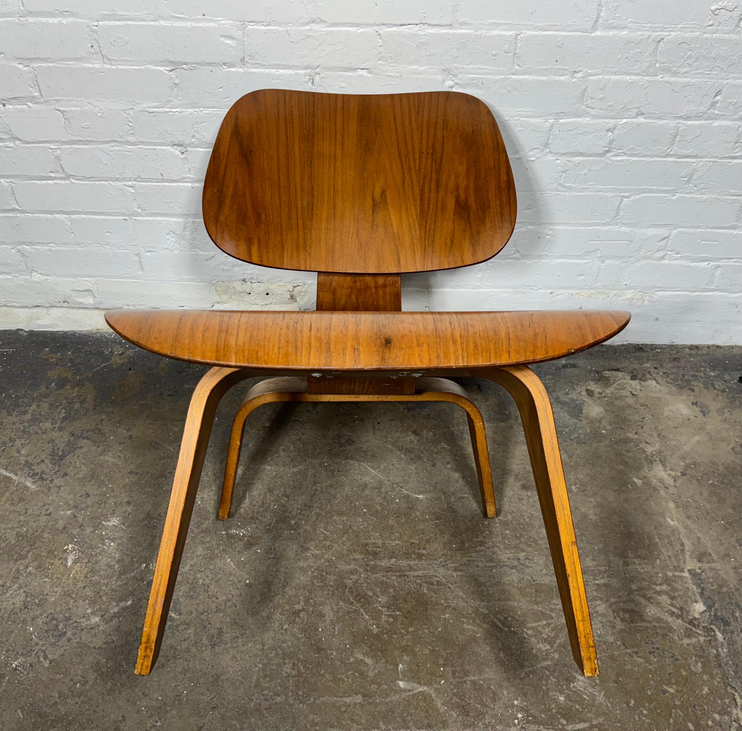 Early Eames Walnut LCW (silla de salón de madera) c 1950s. Diseño Modernista Clásico Madera contrachapada en venta