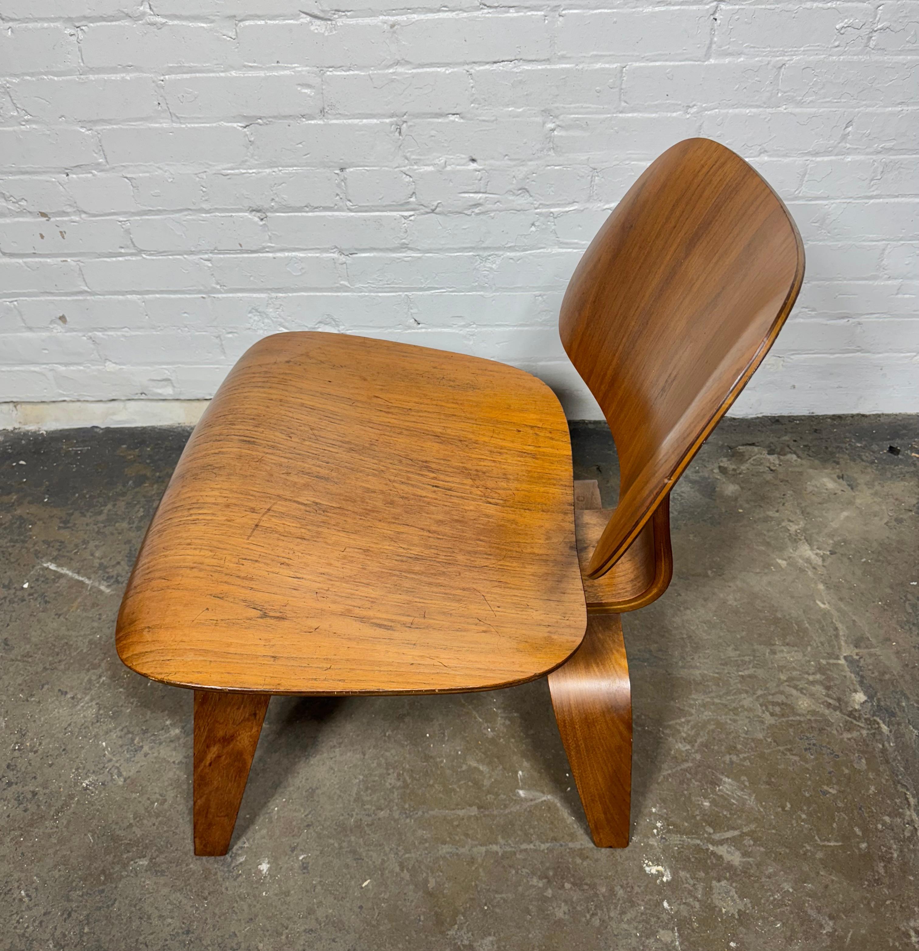 Early Eames Walnut LCW (silla de salón de madera) c 1950s. Diseño Modernista Clásico en venta 1