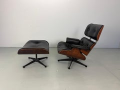 Early Ed. Poltrona e poggiapiedi originali di Ray e Charles Eames, firmati Herman Miller