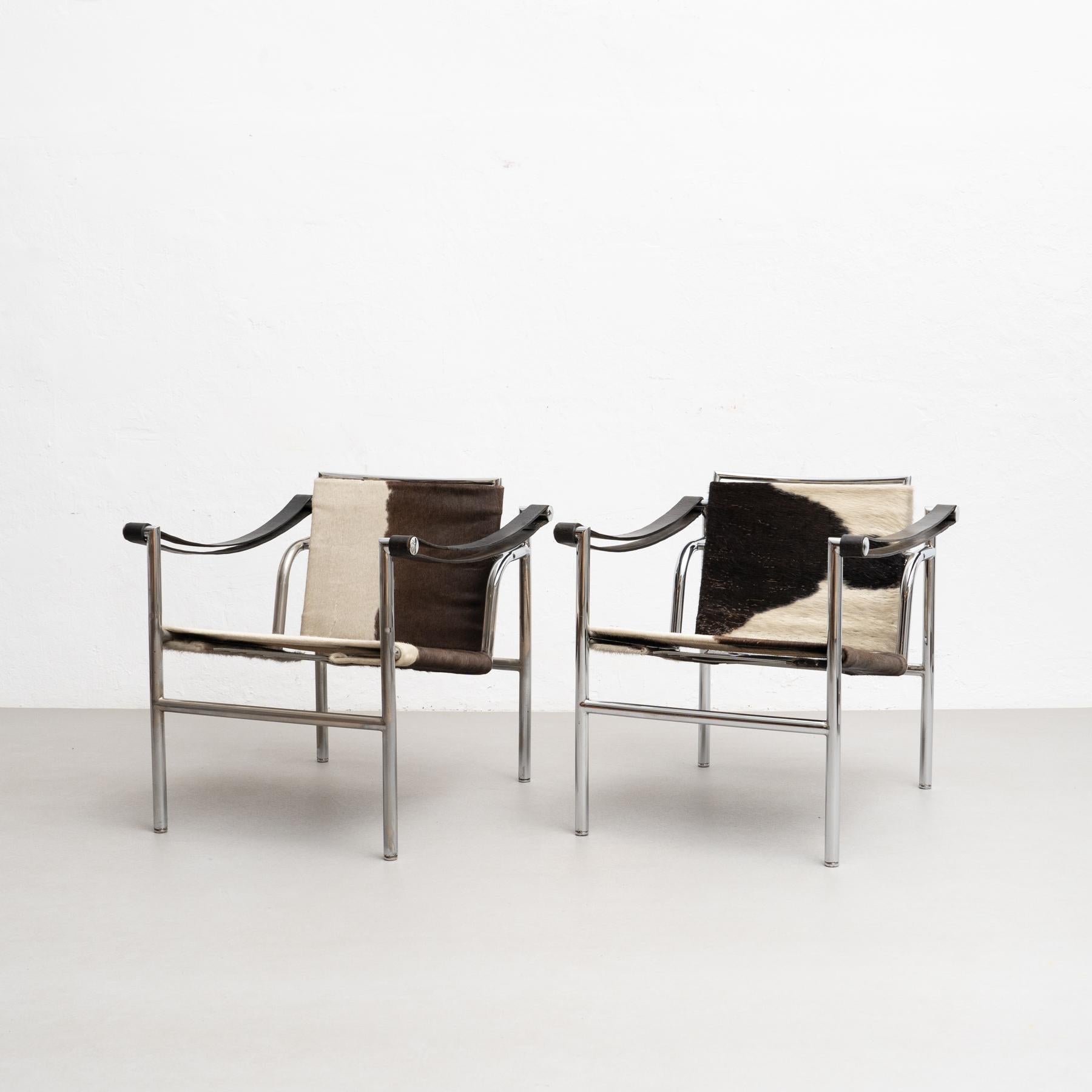 Lc1 Stuhl, entworfen von Le Corbusier, Pierre Jeanneret und Charlotte Perriand im Jahr 1928. Wiedereinführung 1960.

Hergestellt von Cassina in Italien, um 1960.

Ein leichter, kompakter Stuhl, der zusammen mit anderen wichtigen Modellen wie den