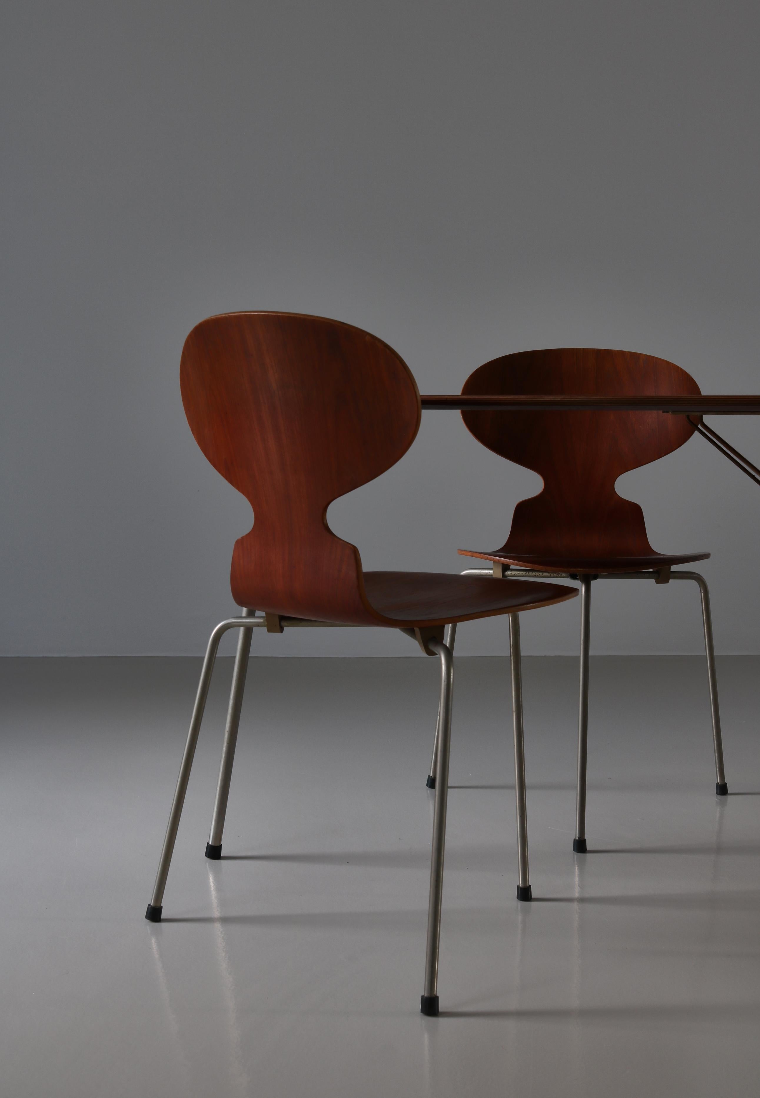 Table à œufs et chaises Fourmi Arne Jacobsen, bois de teck et acier, années 1950 3