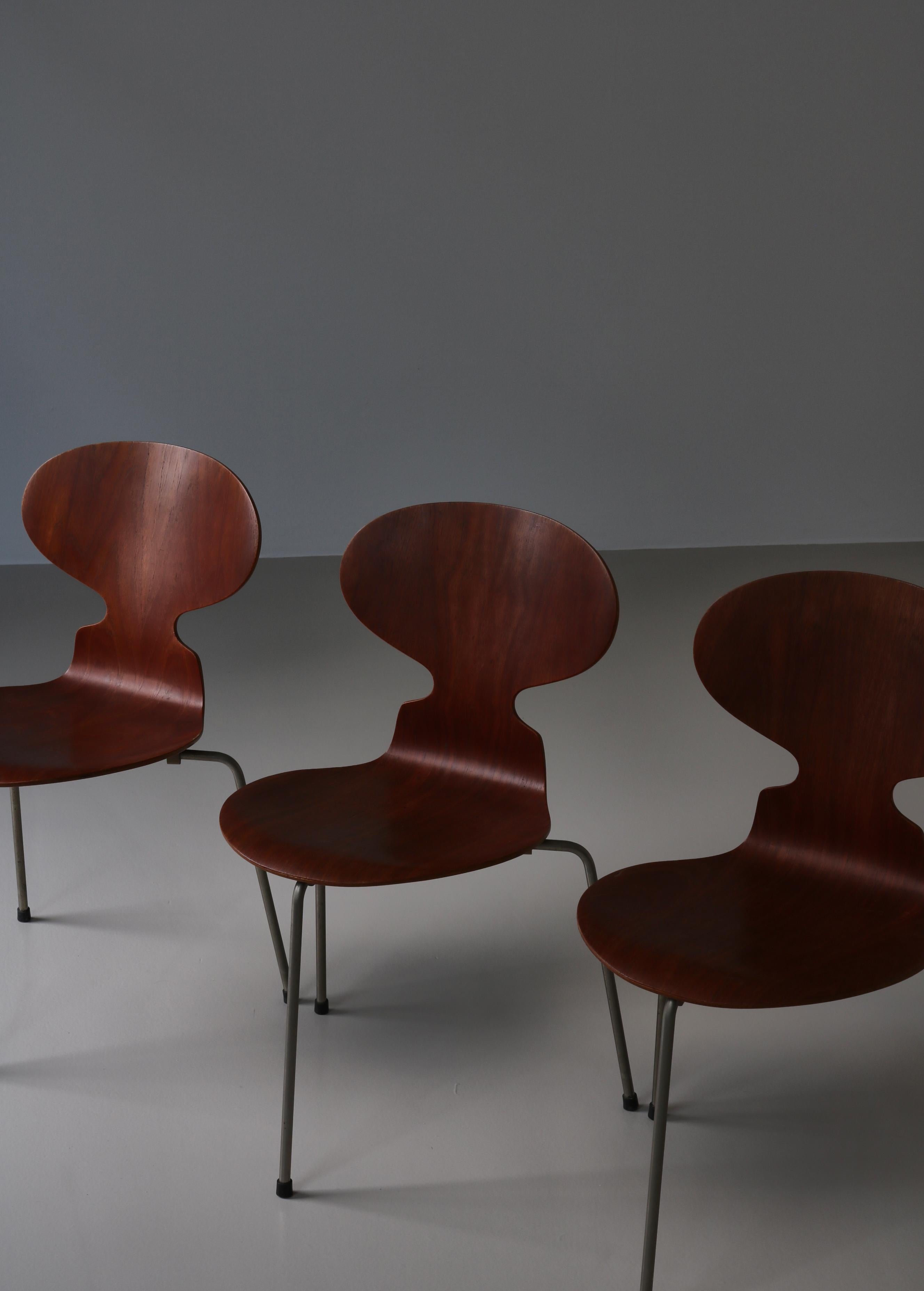 Table à œufs et chaises Fourmi Arne Jacobsen, bois de teck et acier, années 1950 8