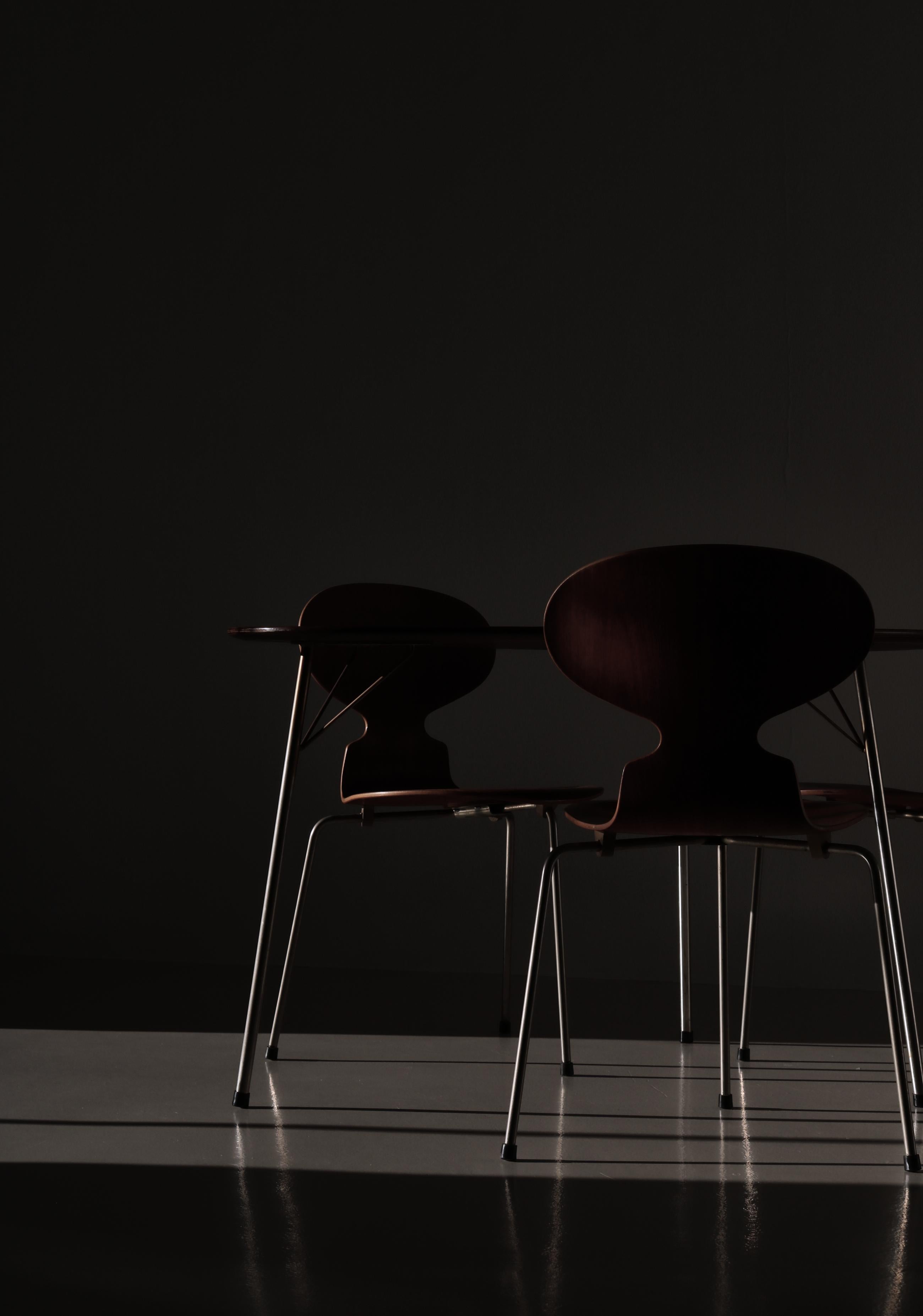 Rare ensemble original de meubles Arne Jacobsen du début des années 1950. L'ensemble se compose de la table iconique 