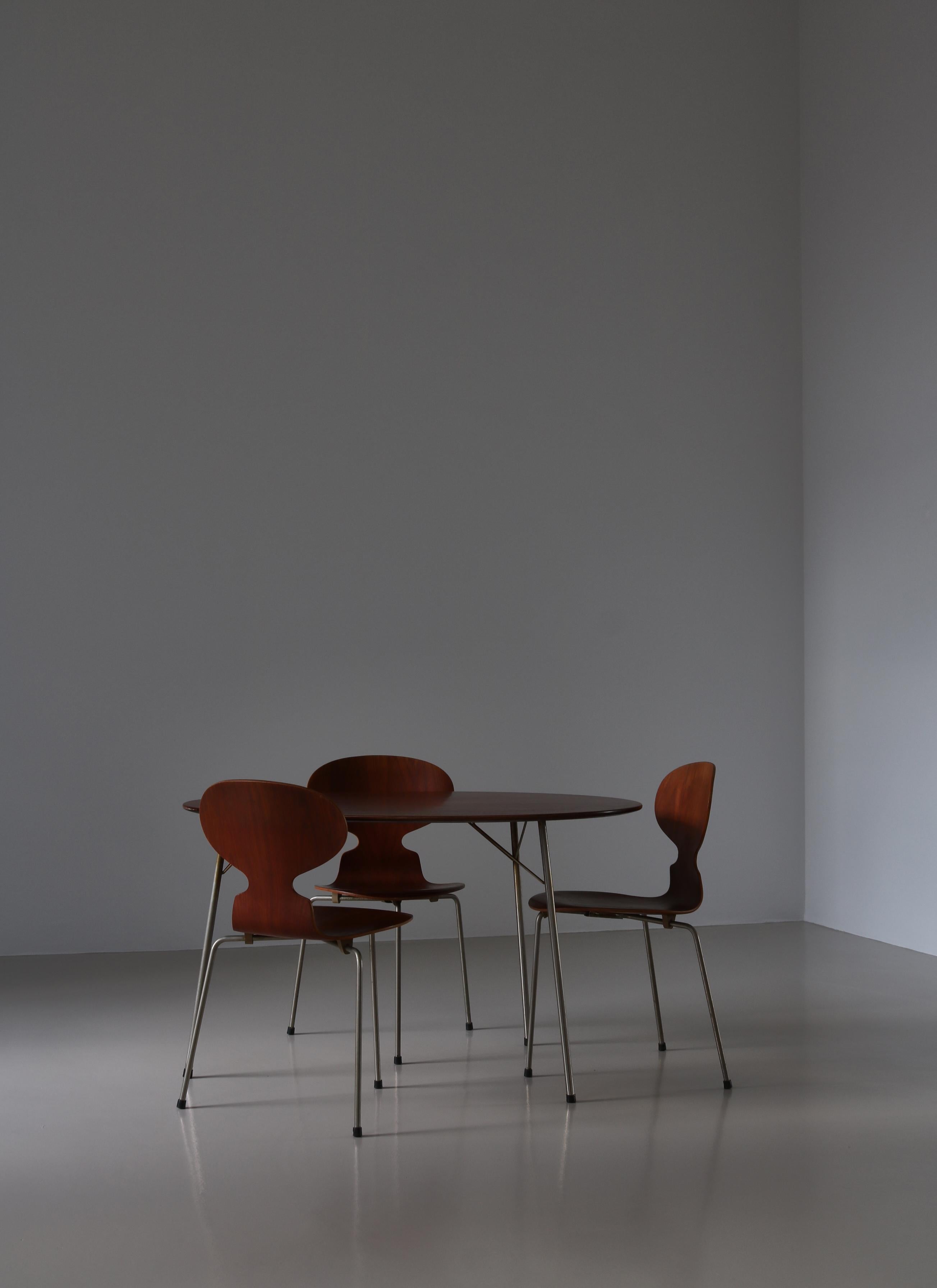 Scandinave moderne Table à œufs et chaises Fourmi Arne Jacobsen, bois de teck et acier, années 1950