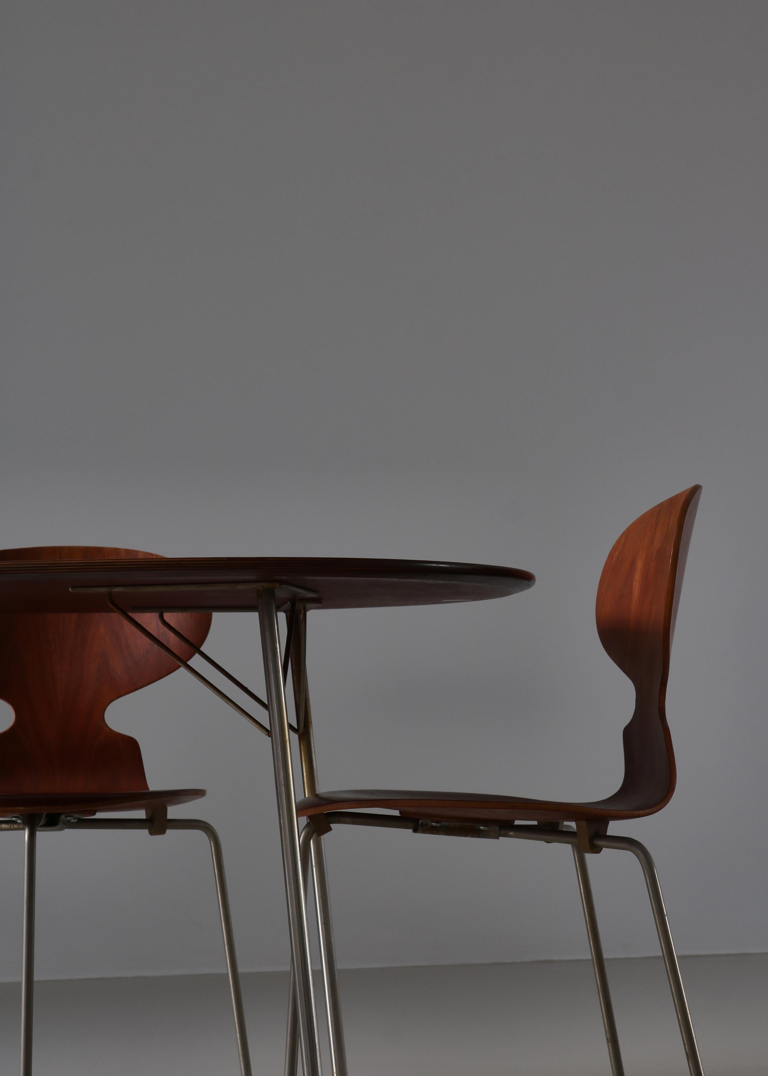 Danois Table à œufs et chaises Fourmi Arne Jacobsen, bois de teck et acier, années 1950