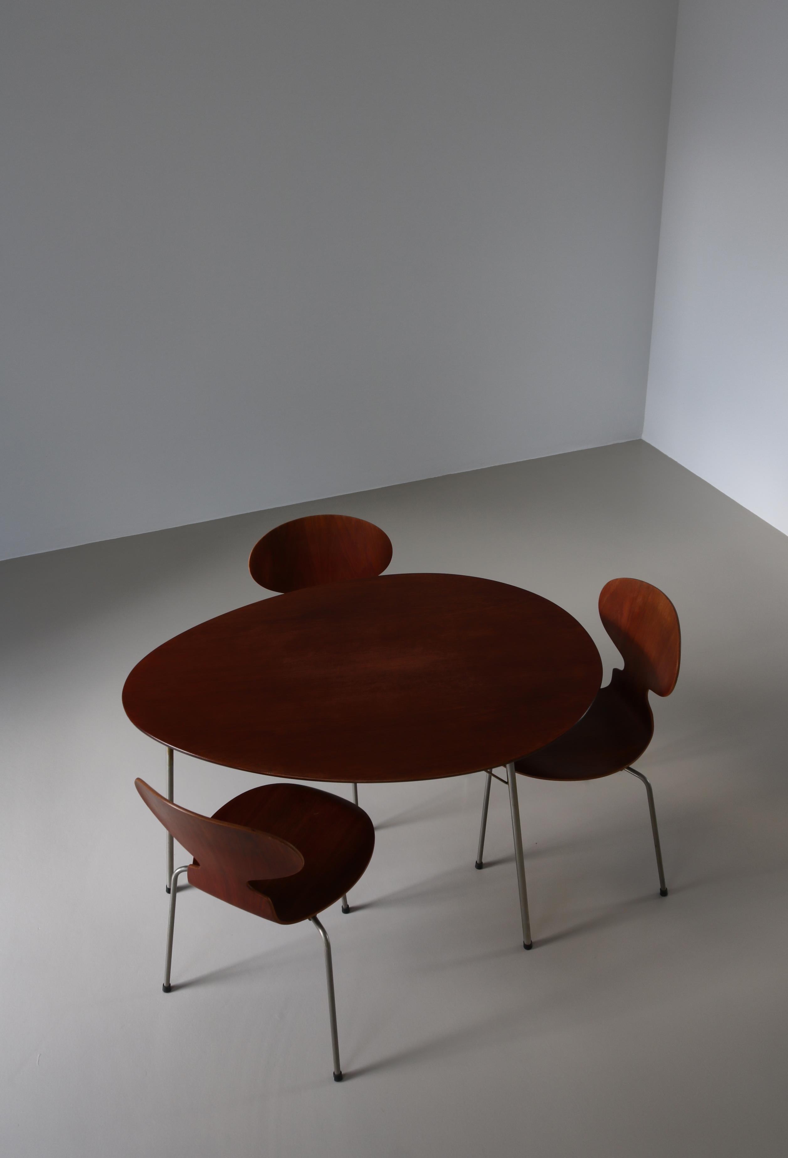 Early Edition Arne Jacobsen Egg Table & Ant Chairs, Teakwood & Steel, 1950s In Fair Condition In Odense, DK
