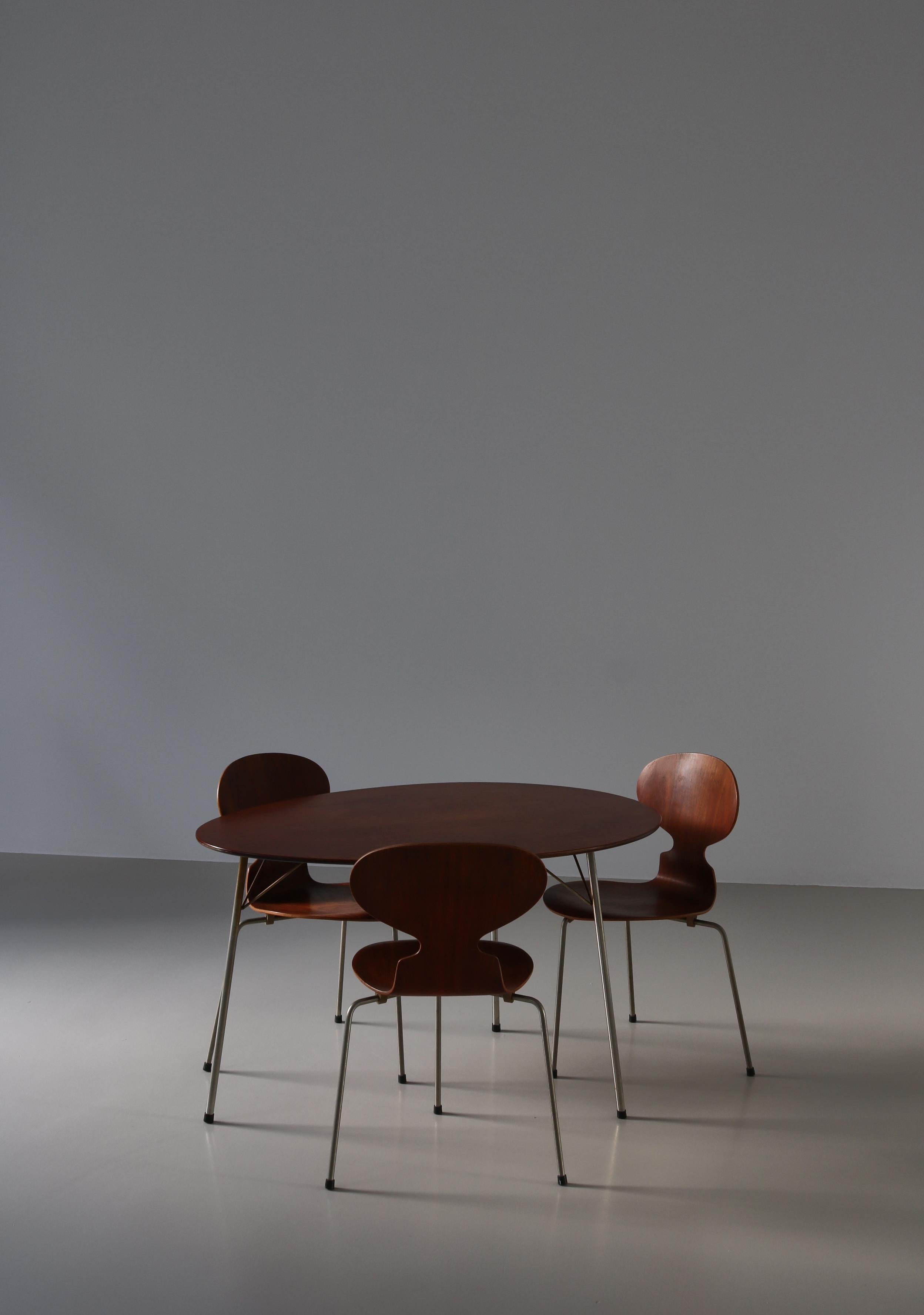 Milieu du XXe siècle Table à œufs et chaises Fourmi Arne Jacobsen, bois de teck et acier, années 1950