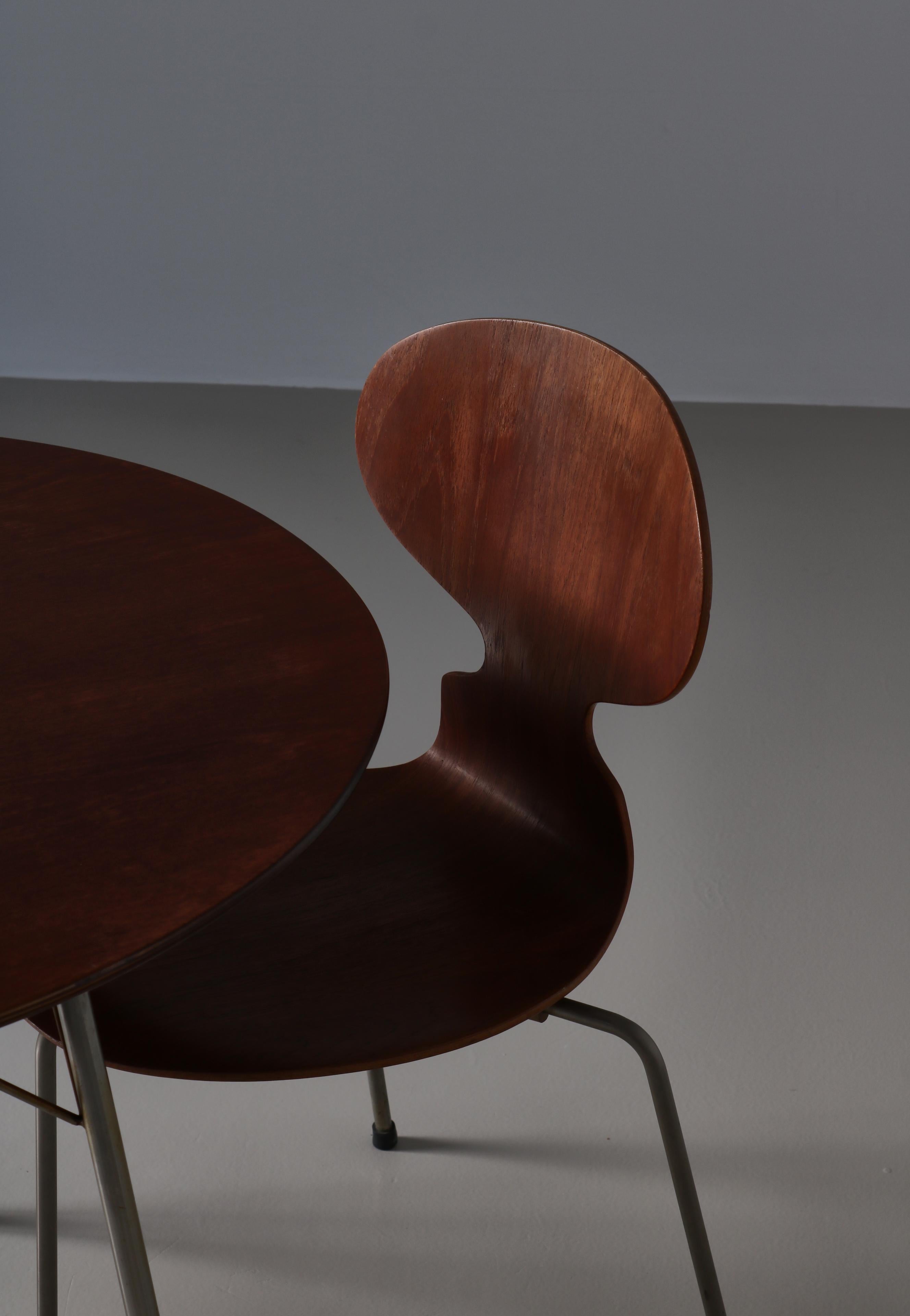 Acier Table à œufs et chaises Fourmi Arne Jacobsen, bois de teck et acier, années 1950