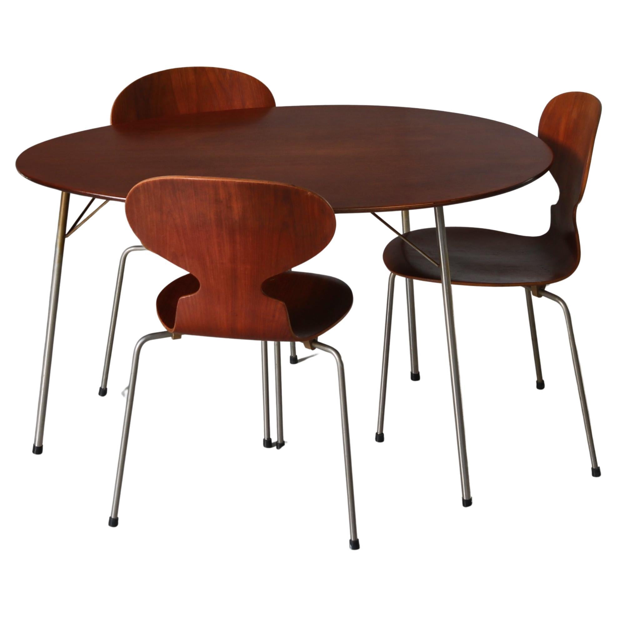 Table à œufs et chaises Fourmi Arne Jacobsen, bois de teck et acier, années 1950