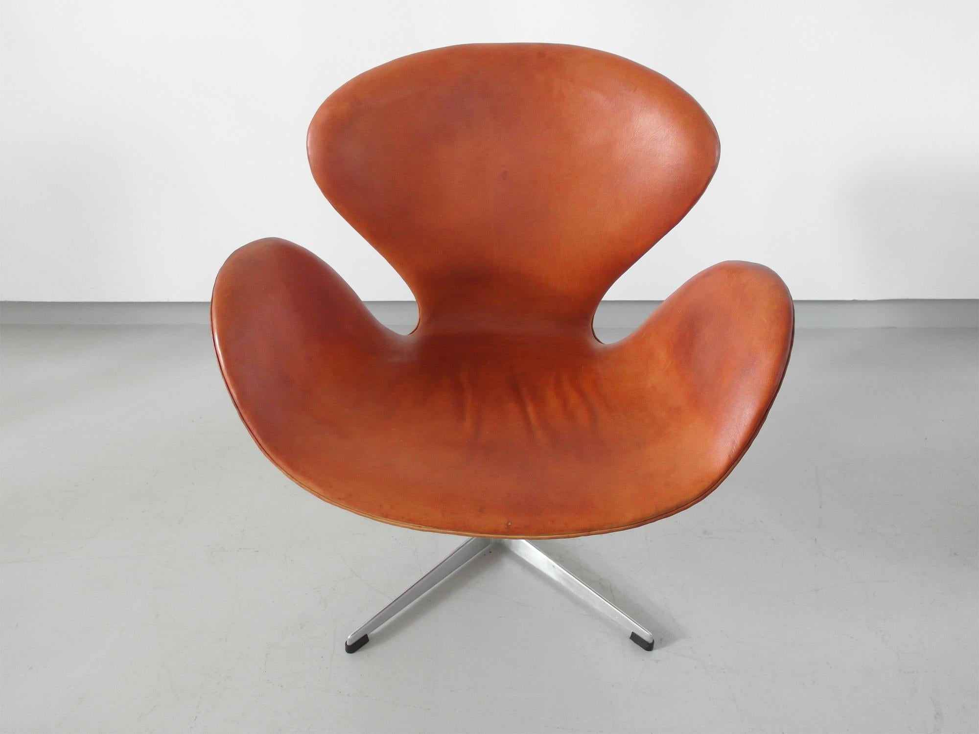 Early Edition Arne Jacobsen Swan Chair in Original Cognac Leather Denmark, 1964 2