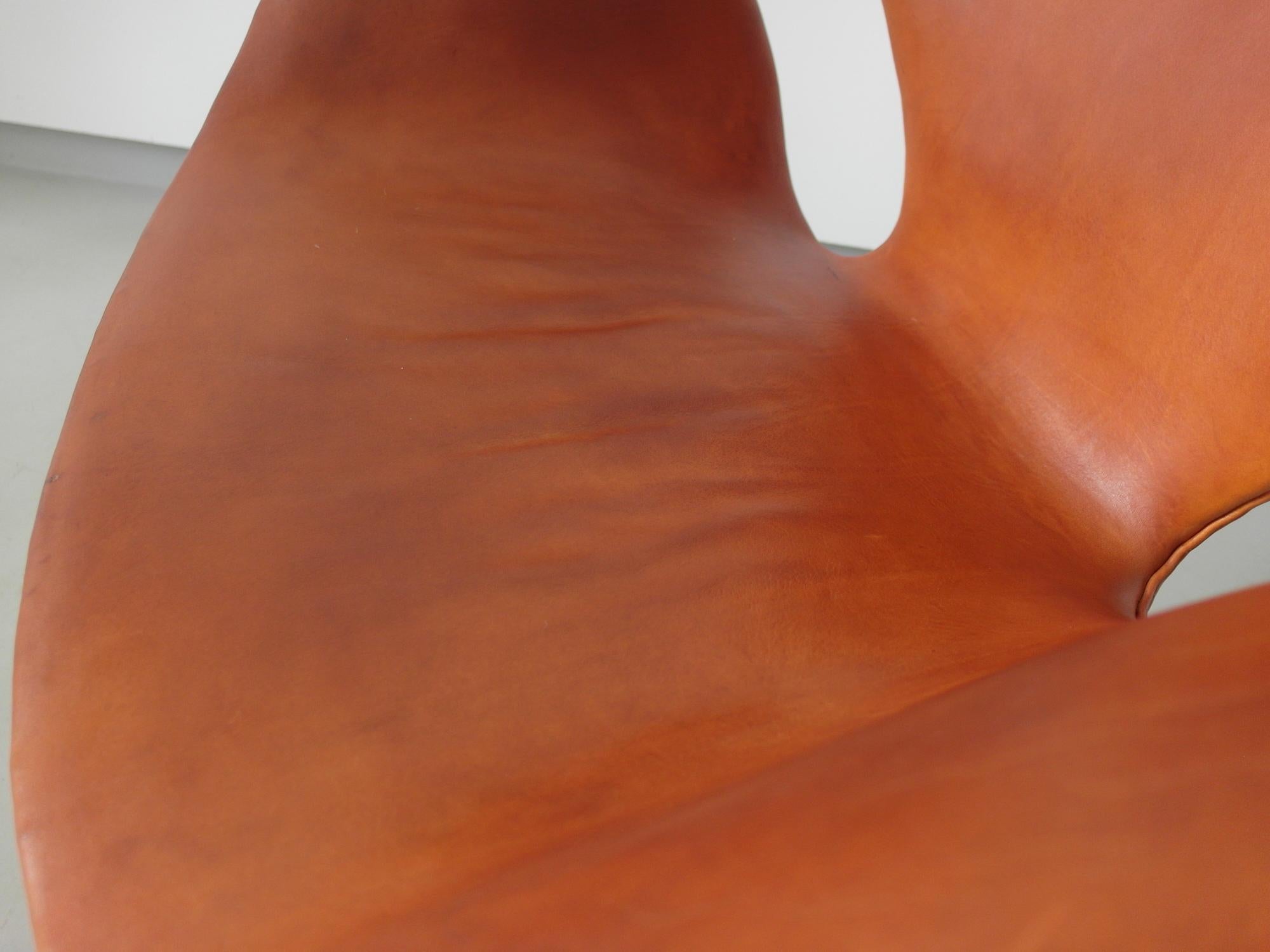 Early Edition Arne Jacobsen Swan Chair in Original Cognac Leather Denmark, 1964 4