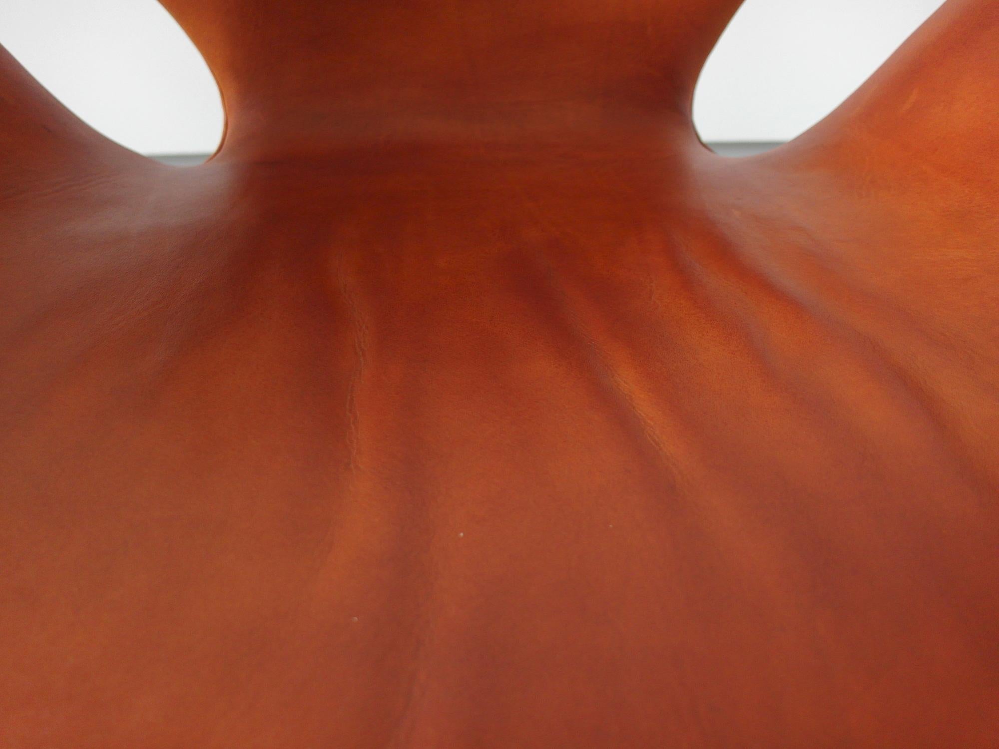 Early Edition Arne Jacobsen Swan Chair in Original Cognac Leather Denmark, 1964 5