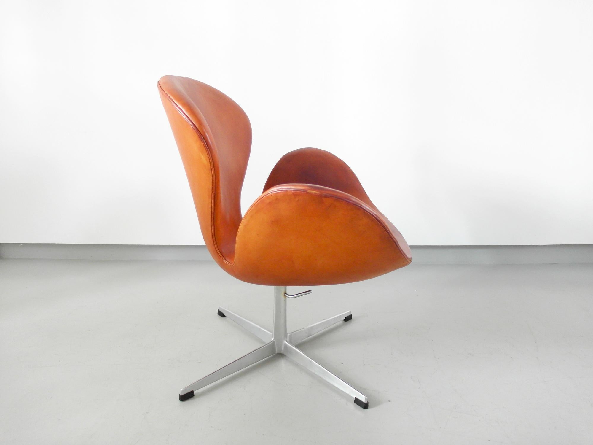 Gorgeous early edition Swan chair designed by Arne Jacobsen for Fritz Hansen, Denmark, 1964. This chair, Model 3320, better known as Swan is in very good fully original condition. The chair is still very sturdy, the foam inside has not dried over