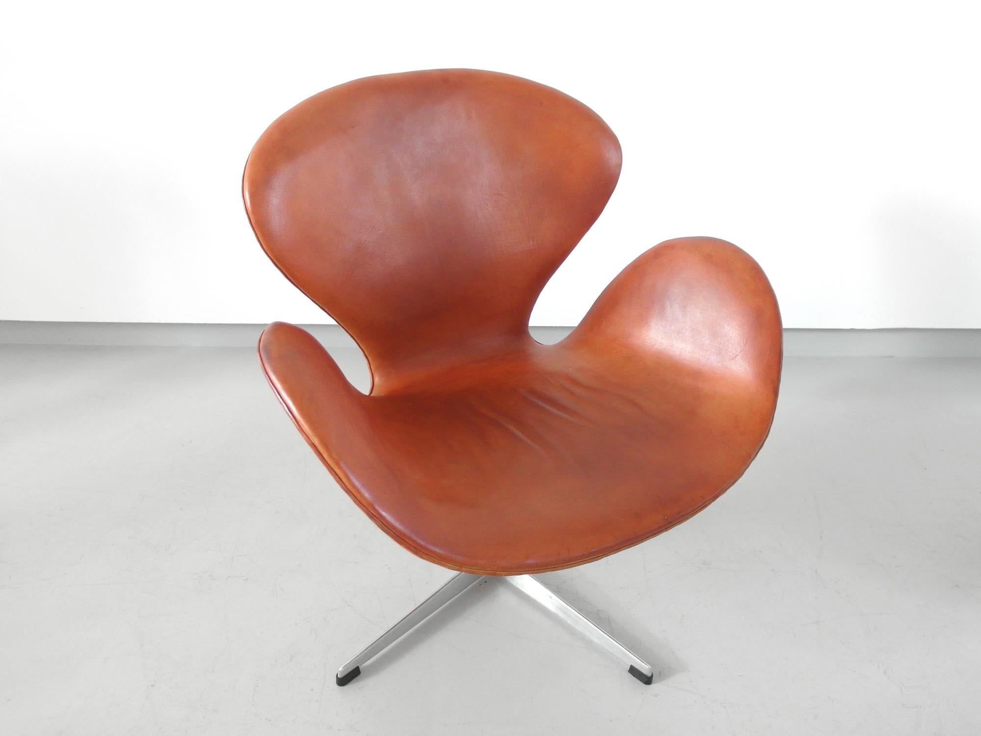 Scandinavian Modern Early Edition Arne Jacobsen Swan Chair in Original Cognac Leather Denmark, 1964