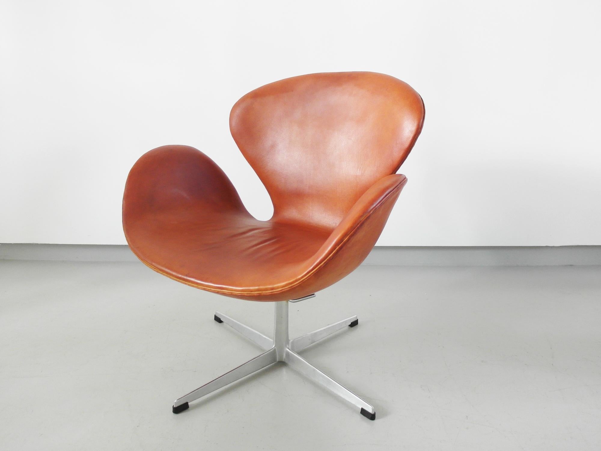 Early Edition Arne Jacobsen Swan Chair in Original Cognac Leather Denmark, 1964 In Good Condition In Woudrichem, NL