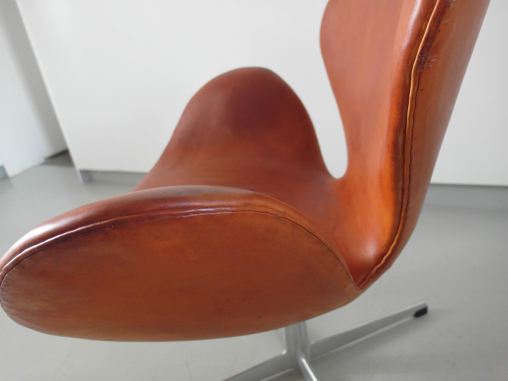 Mid-20th Century Early Edition Arne Jacobsen Swan Chair in Original Cognac Leather Denmark, 1964