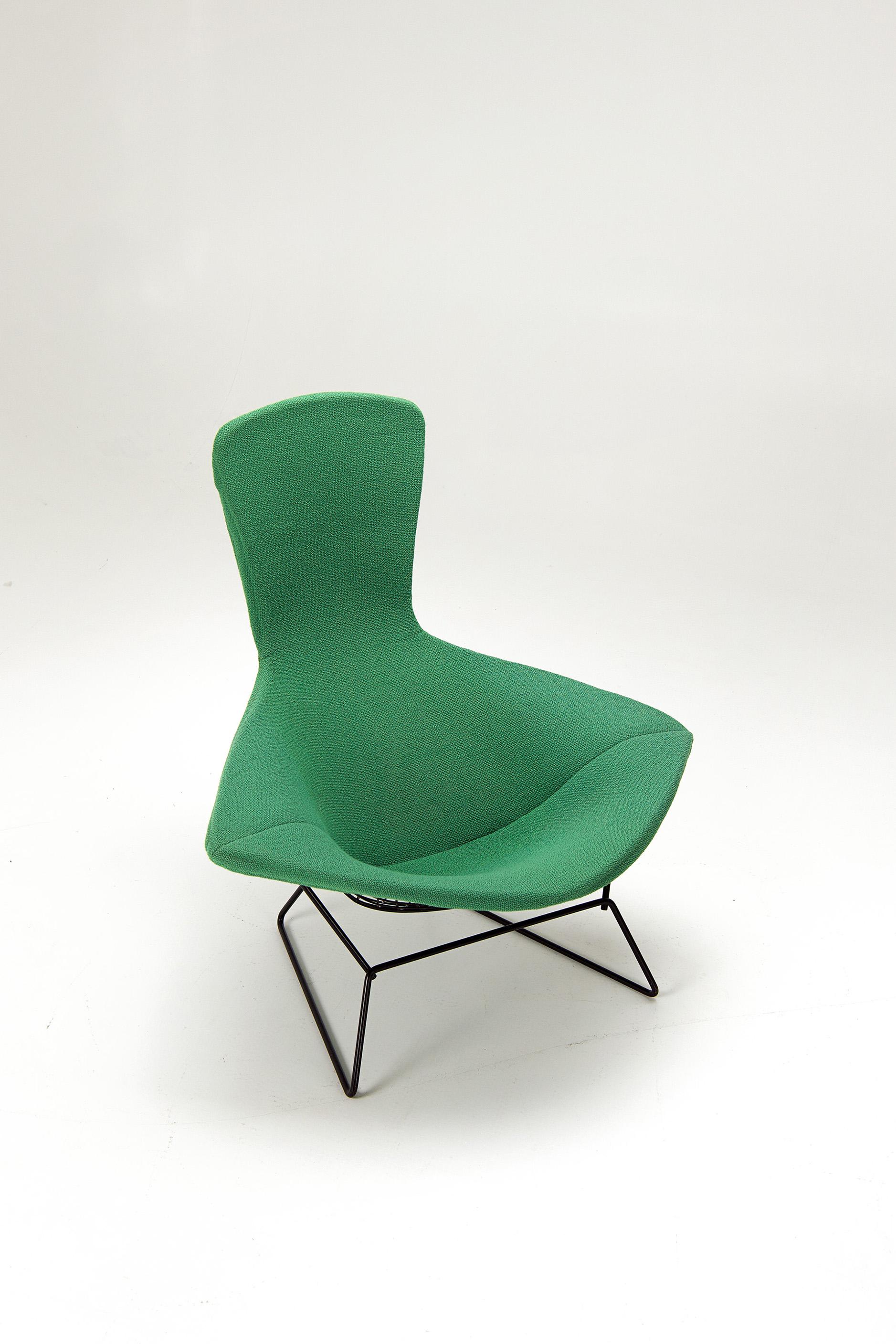 Une première édition de la chaise longue Bird, conçue par Harry Bertoia en 1952 et fabriquée par Harris International. Il se compose d'un cadre laqué noir recouvert d'un revêtement vert. La sellerie a été restaurée il y a deux ans par l'ancien