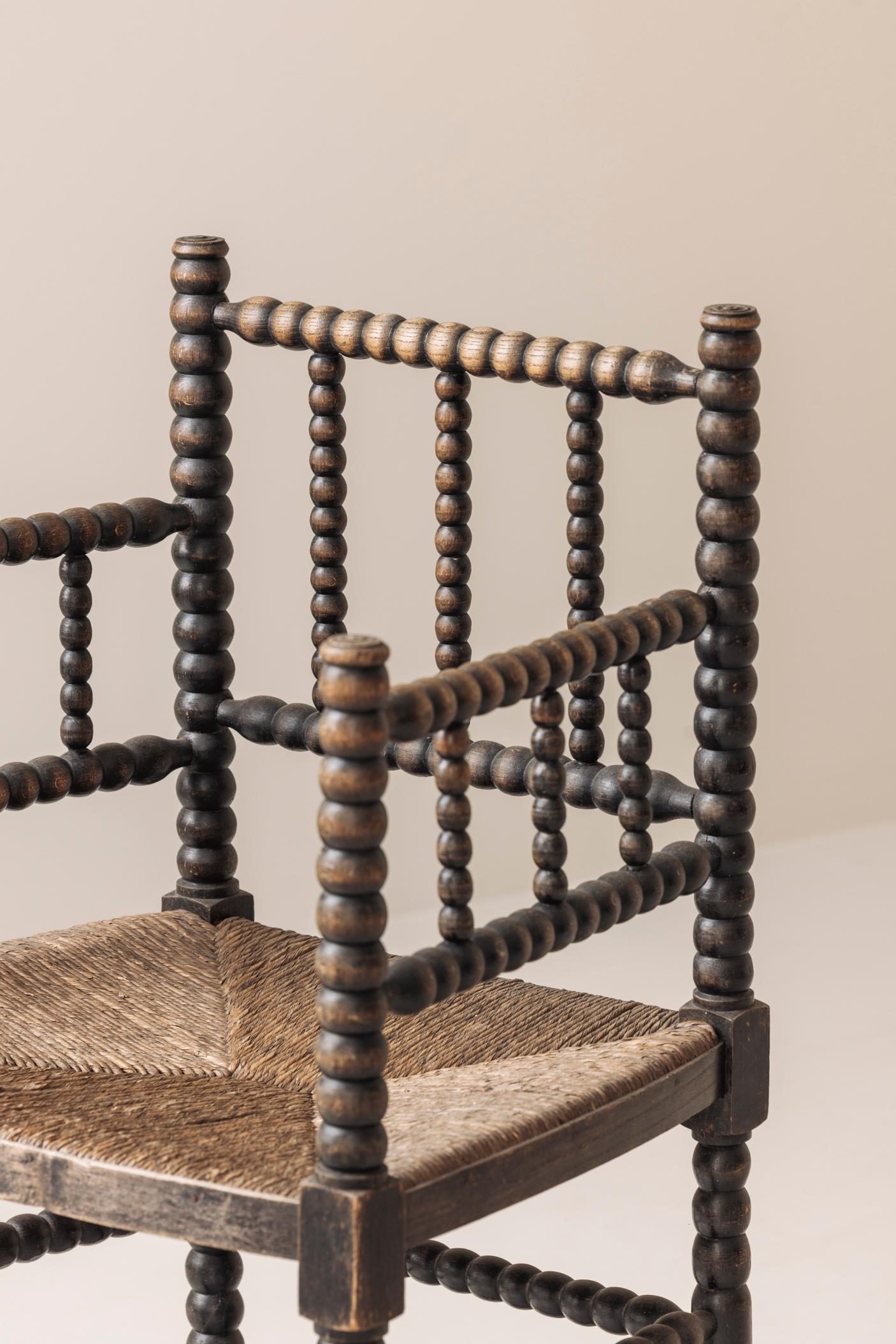 Milieu du XXe siècle Chaise Bobbin d'édition ancienne provenant de France, datant des années 1930. en vente