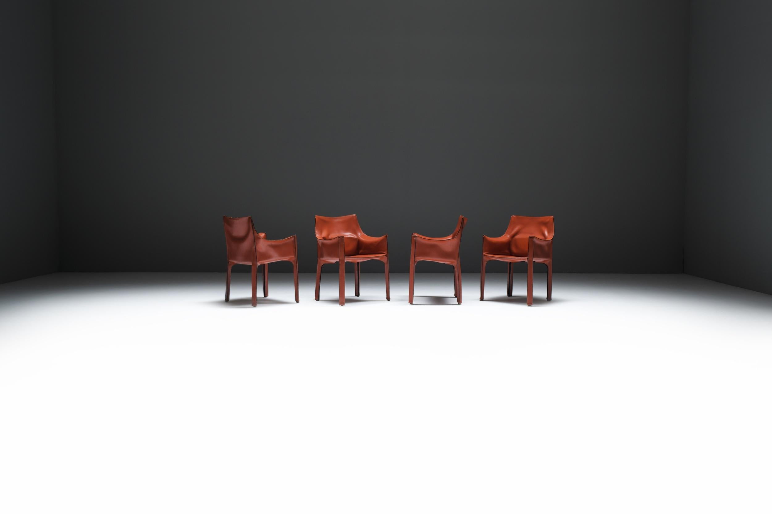 Cab 413 Sessel von Mario Bellini für Cassina, 1979 - Passendes Set in reichem burgunderfarbenem Leder in früher Auflage
Ikonische freistehende Sessel aus Sattelleder mit skulpturaler Eleganz

Der 1979 von Mario Bellini für Cassina entworfene Sessel