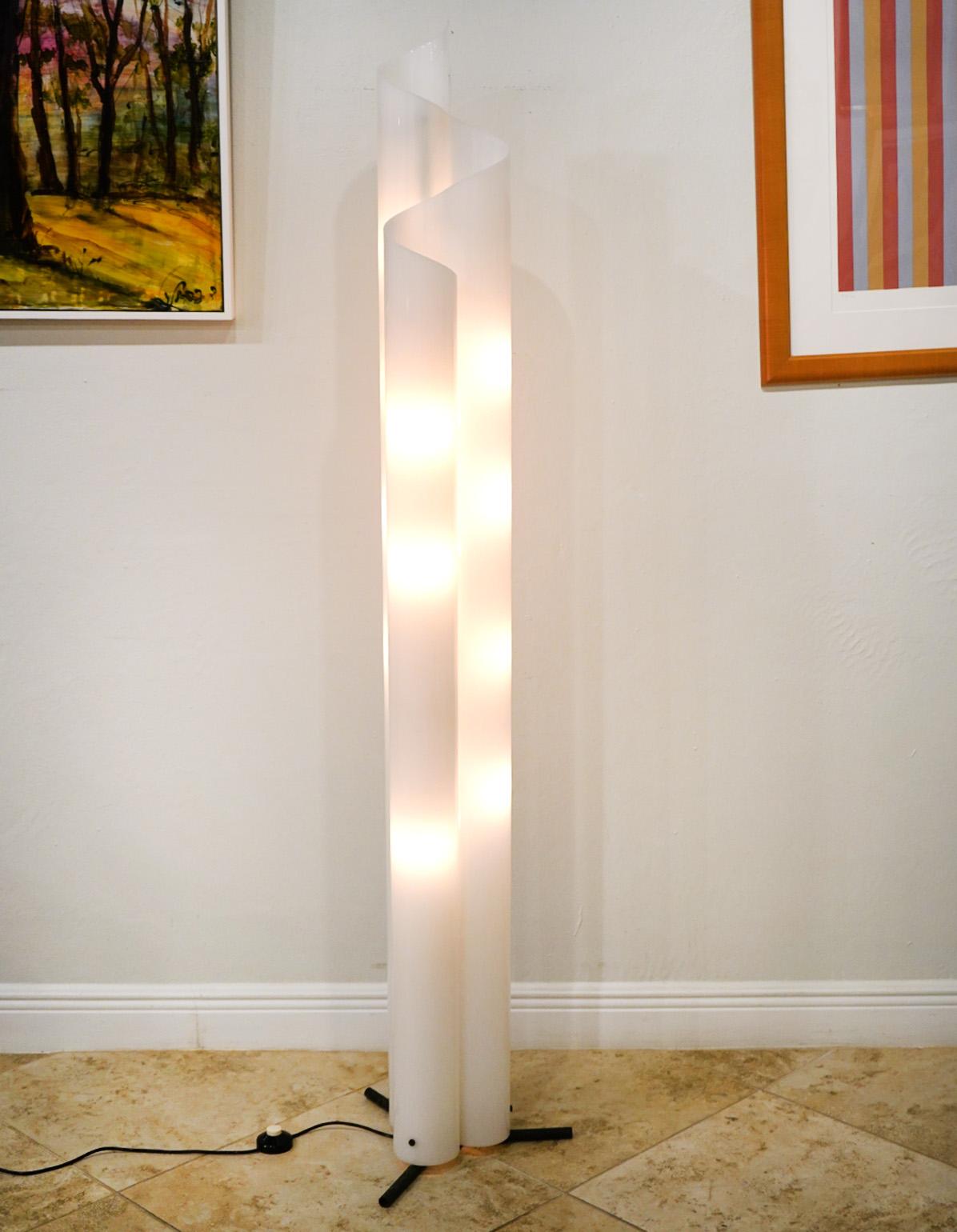 Early chimera floor lamp by Vico Magistretti for Artemide Milano. This is an early edition based on the metal base. Good working condition. 72