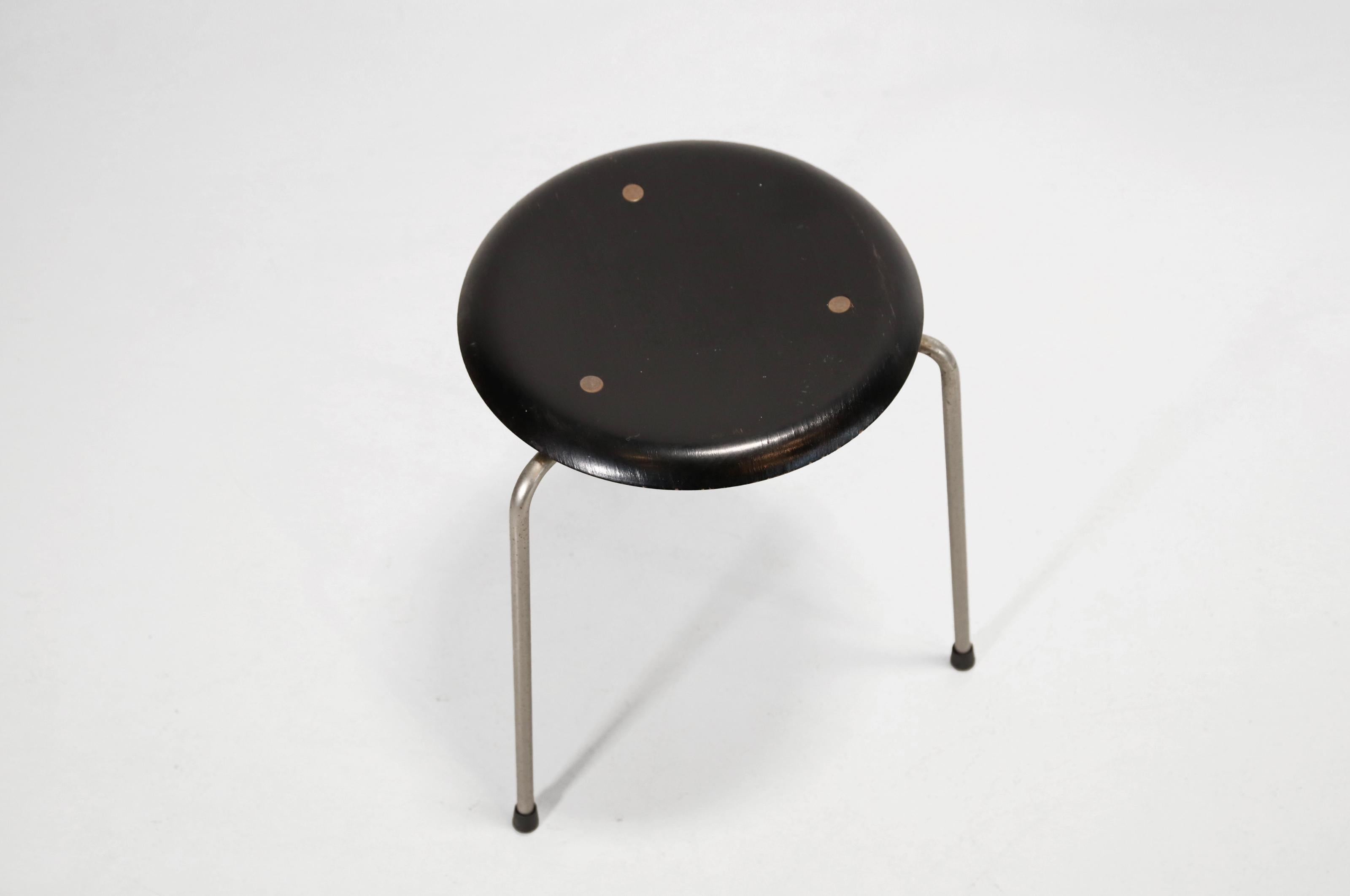 Tabouret Dot de première production par Arne Jacobsen pour Fritz Hansen. Avec le petit-fils de Fritz Hansen, Søren Hansen, Arne Jacobsen a mis au point des meubles en contreplaqué. Ce tabouret a été leur première collaboration. Bien qu'Arne Jacobsen