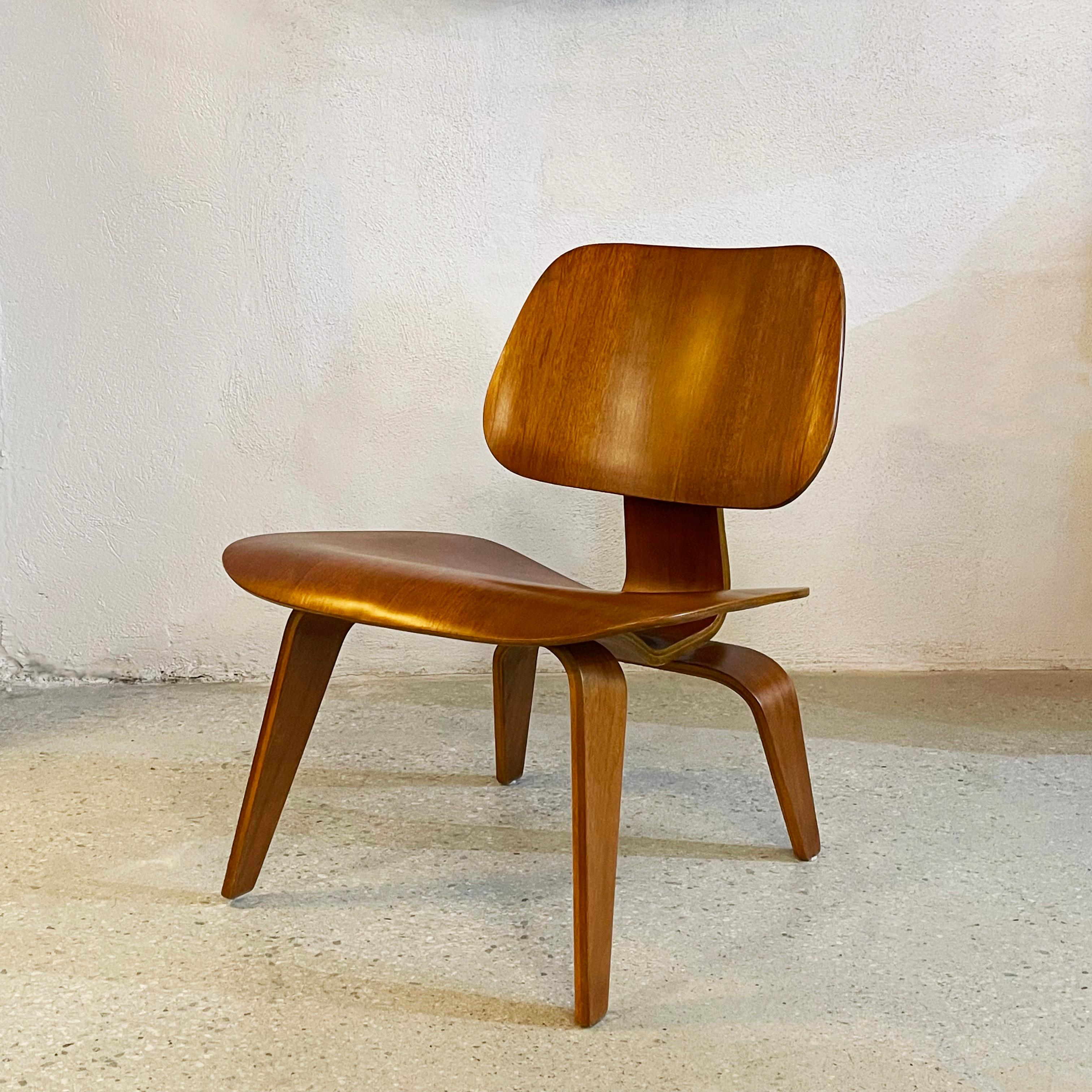 Early edition, molded birch plywood LCW, low seated easy lounge chair designed by Charles and Ray Eames for Herman Miller. The chair has the early Eames 5-2-5 screw configuration indicating it's circa late 1940's. No label is present. This organic,