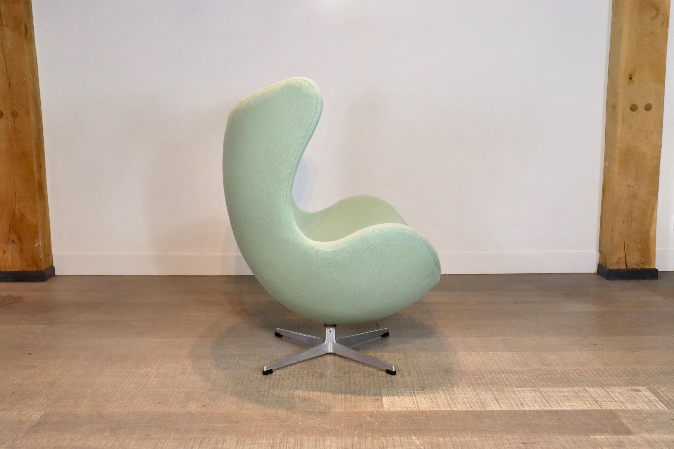 Early Edition Egg Chair with Ottoman by Arne Jacobsen for Fritz Hansen, 1960s 5