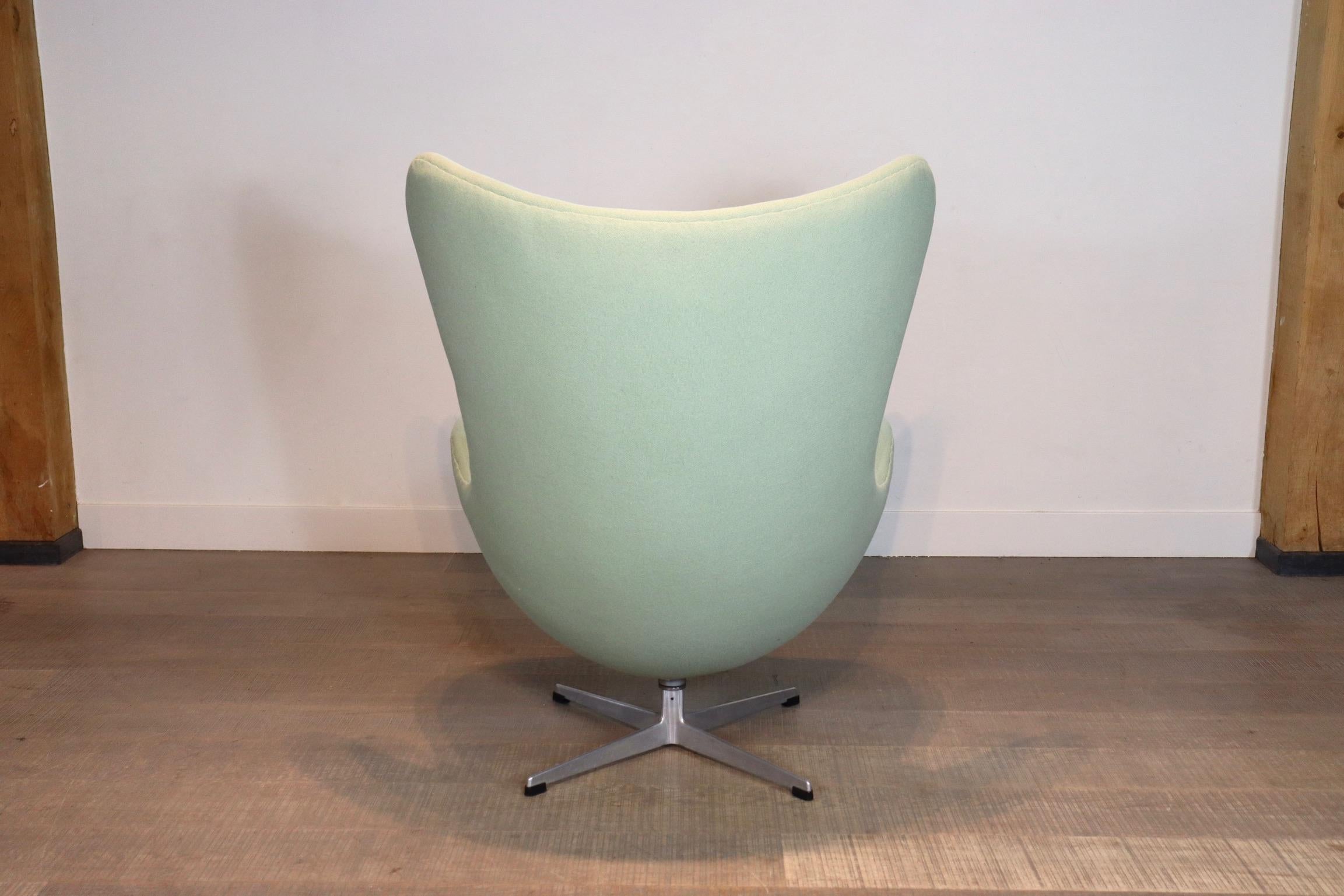 Early Edition Egg Chair with Ottoman by Arne Jacobsen for Fritz Hansen, 1960s 6