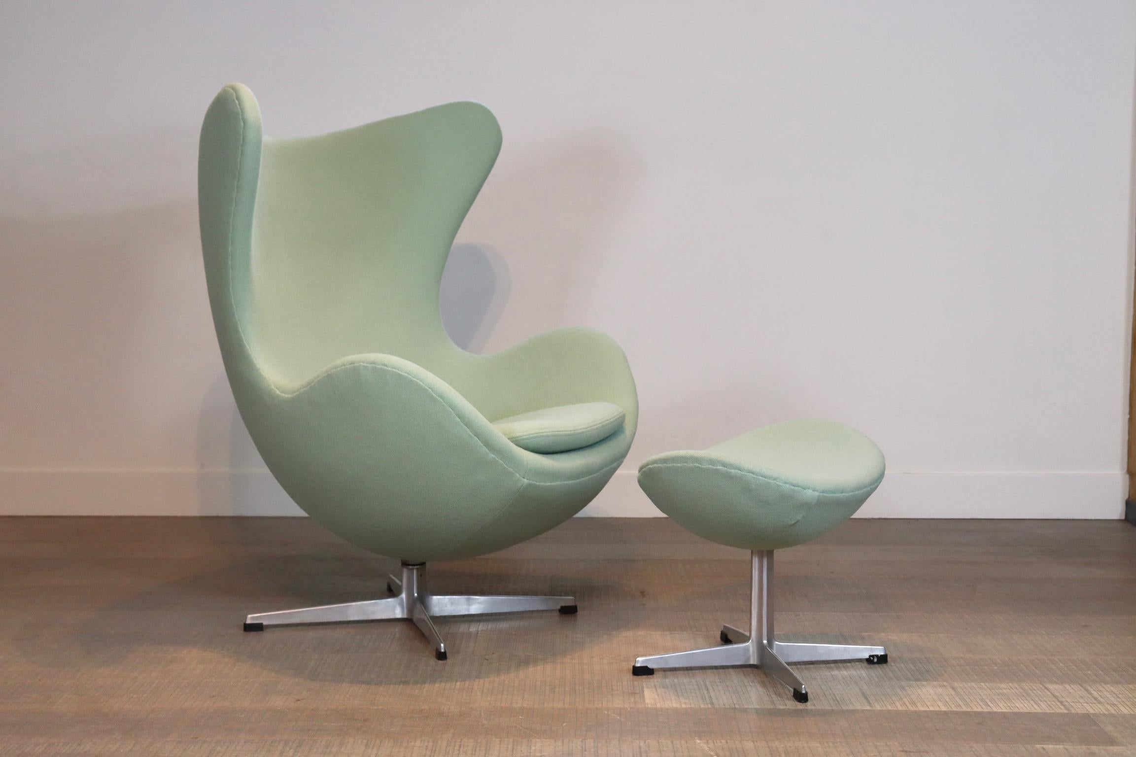 Very unique early model egg chair by Arne Jacobsen for Fritz Hansen, 1950s. The number on the original label (0763) shows the chair is produced in the 1950s. The chair is newly upholstered with a beautiful fabric and has new foam, to last a lifetime