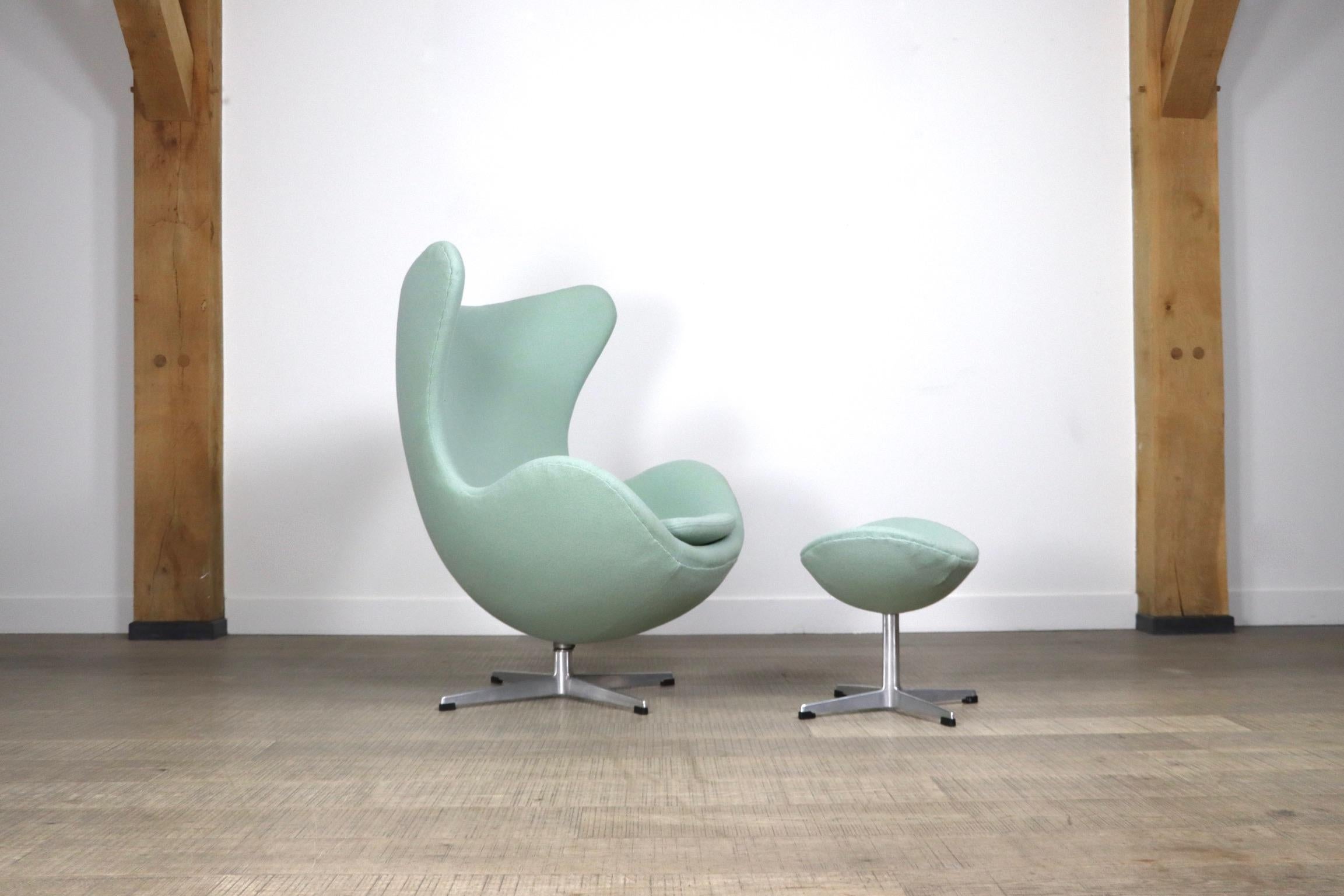 Beautiful early model egg Chair by Arne Jacobsen for Fritz Hansen, 1960s. The number on the original label (0763) shows the chair is produced in the 1963. This incredibly comfortable chair has become an icon for its sophisticated 'egg shell' like