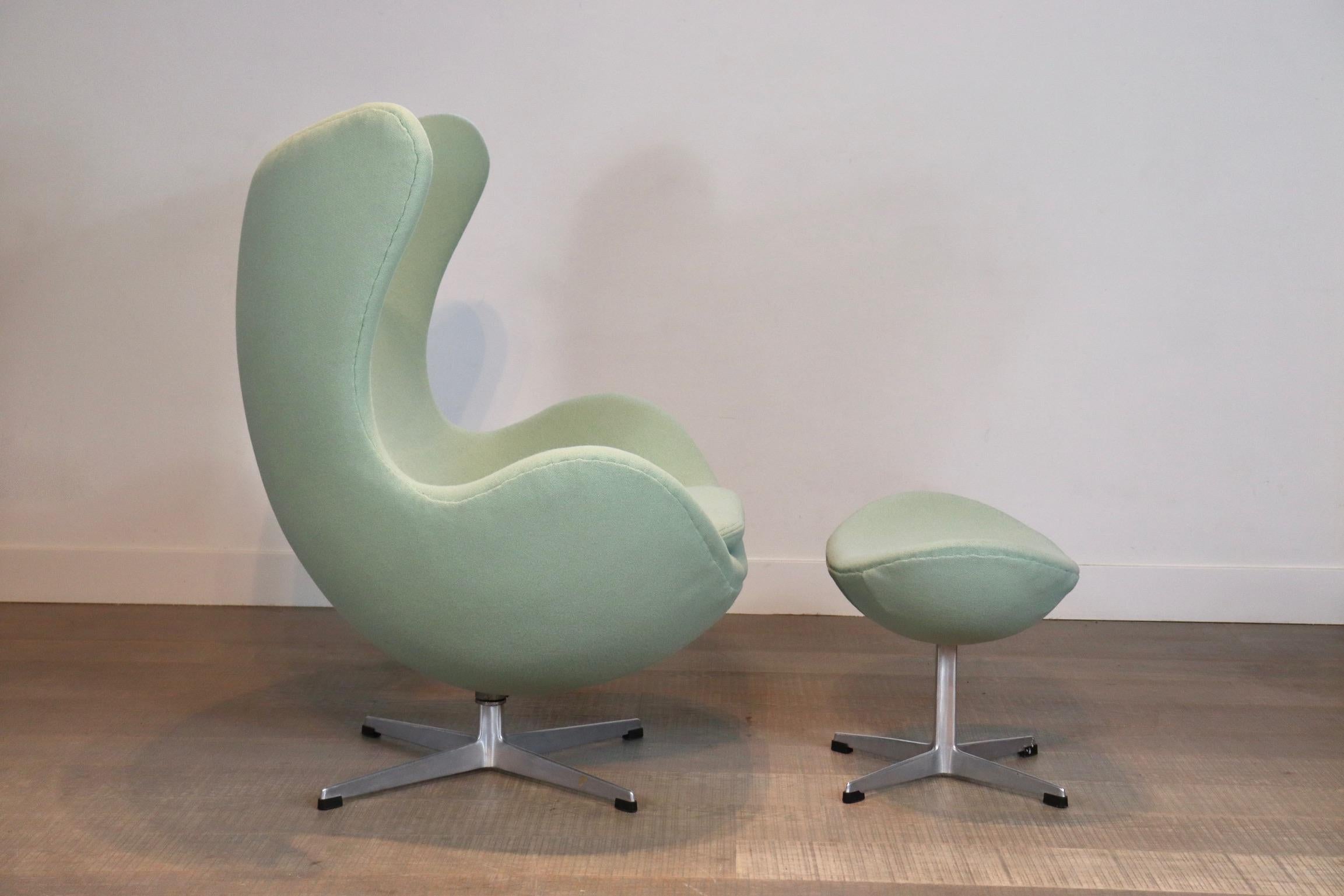 Early Edition Egg Chair with Ottoman by Arne Jacobsen for Fritz Hansen, 1960s In Excellent Condition In ABCOUDE, UT