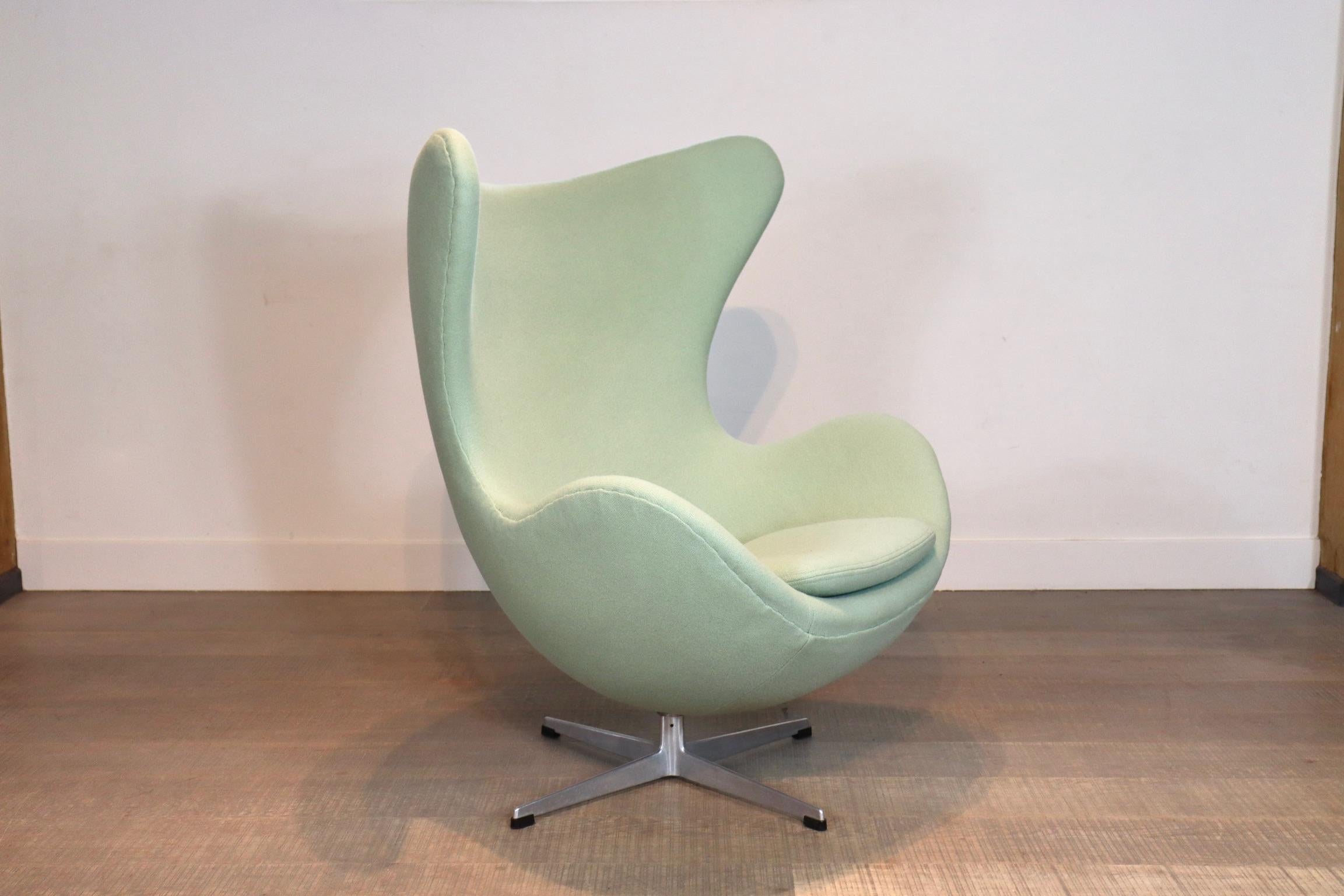Early Edition Egg Chair with Ottoman by Arne Jacobsen for Fritz Hansen, 1960s 1