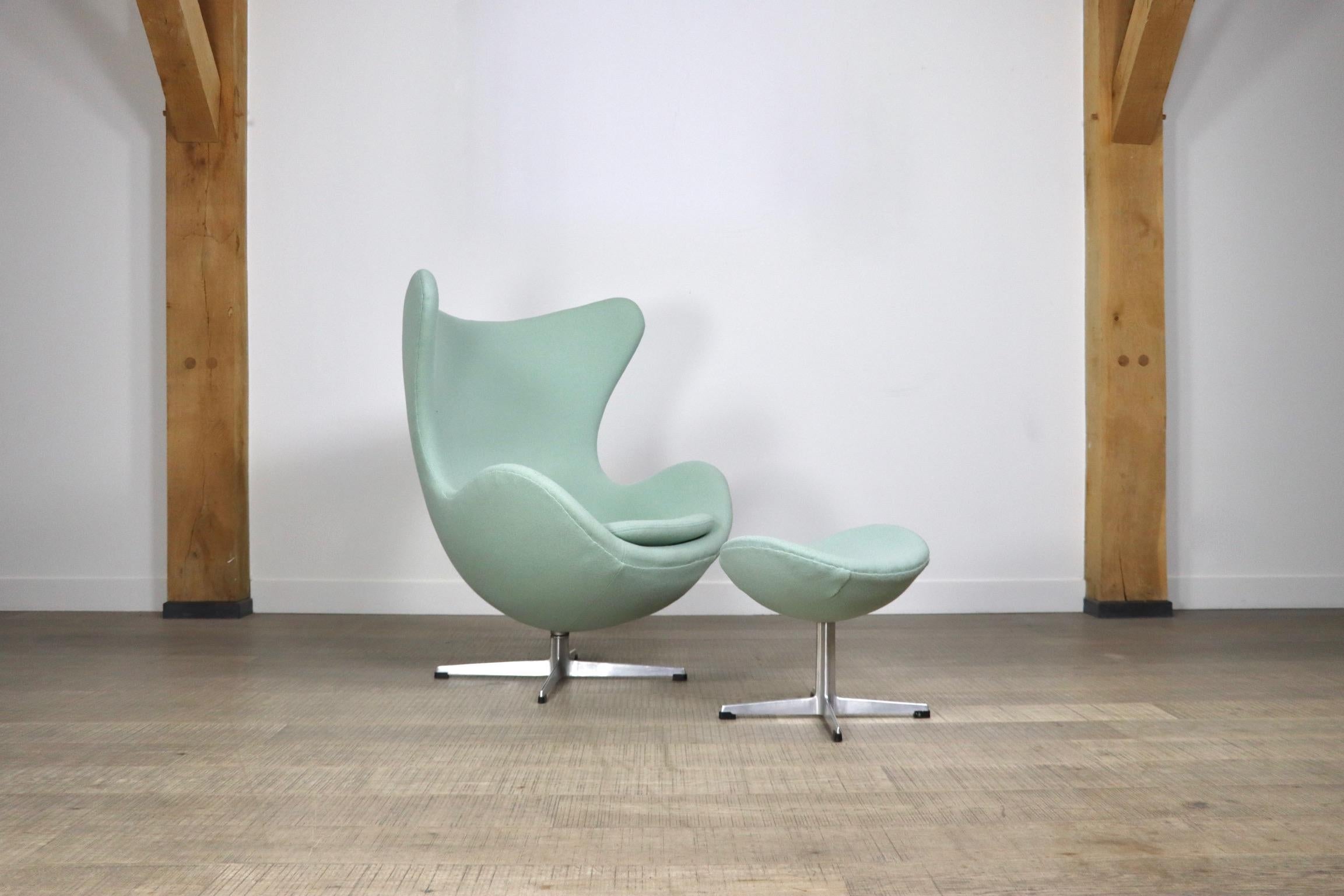 Early Edition Egg Chair with Ottoman by Arne Jacobsen for Fritz Hansen, 1960s In Good Condition In ABCOUDE, UT